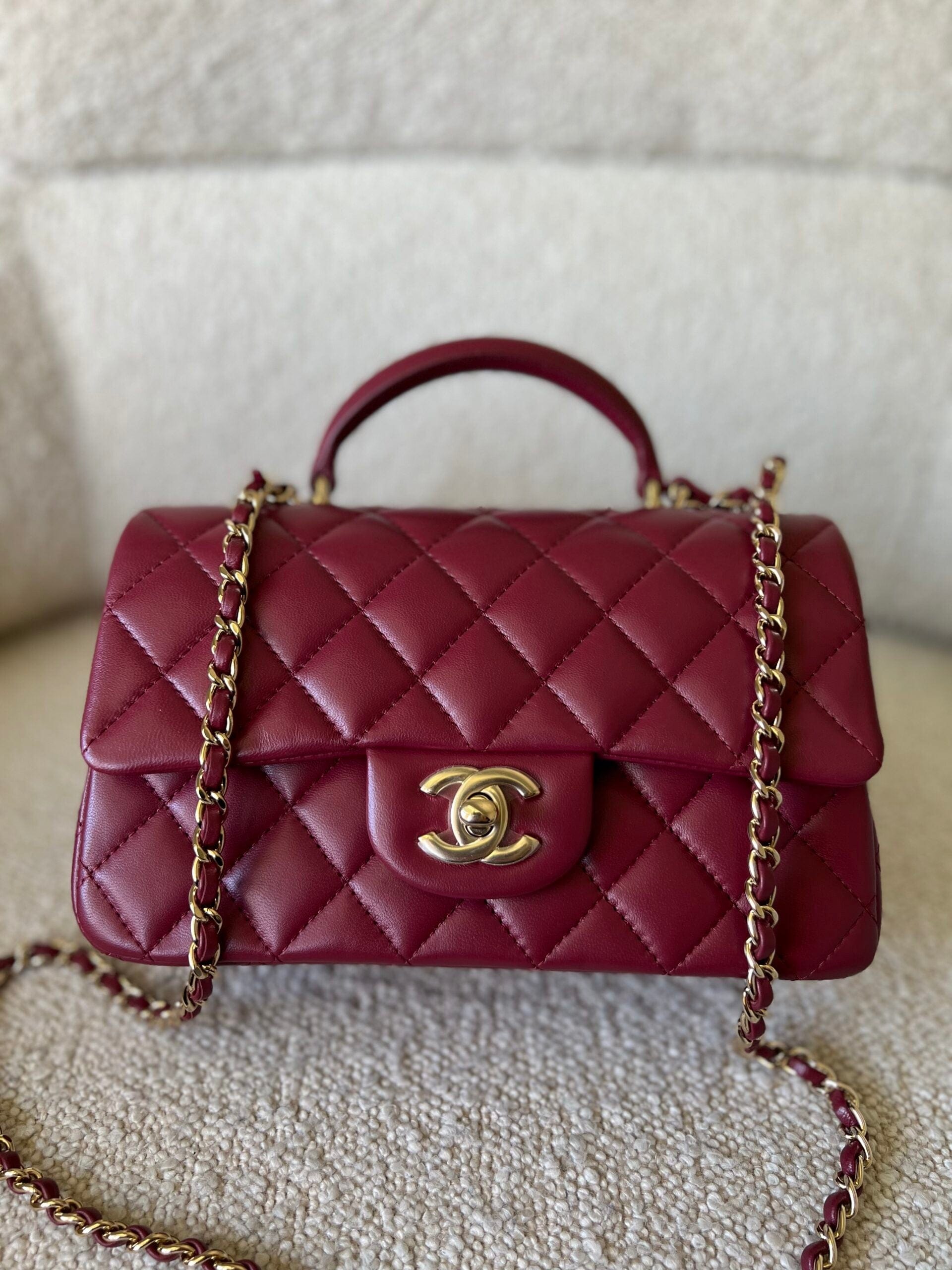 CHANEL バーガンディ キルティング ショルダーバッグ 22A Mini Burgundy Lambskin Quilted Single Flap with Top handle