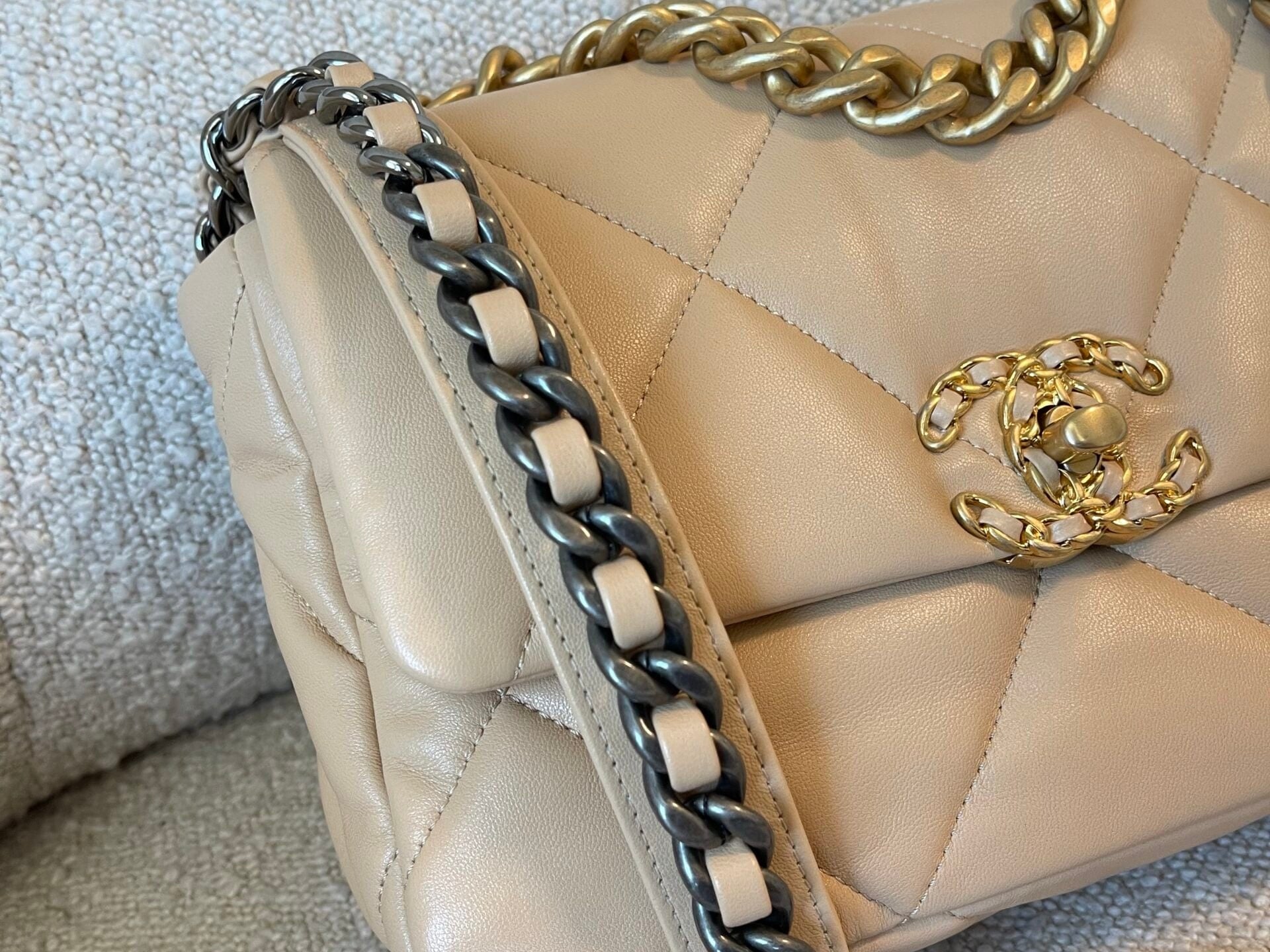 CHANEL Handbag 22C Beige Clair 19 Flap Small MHW - Redeluxe