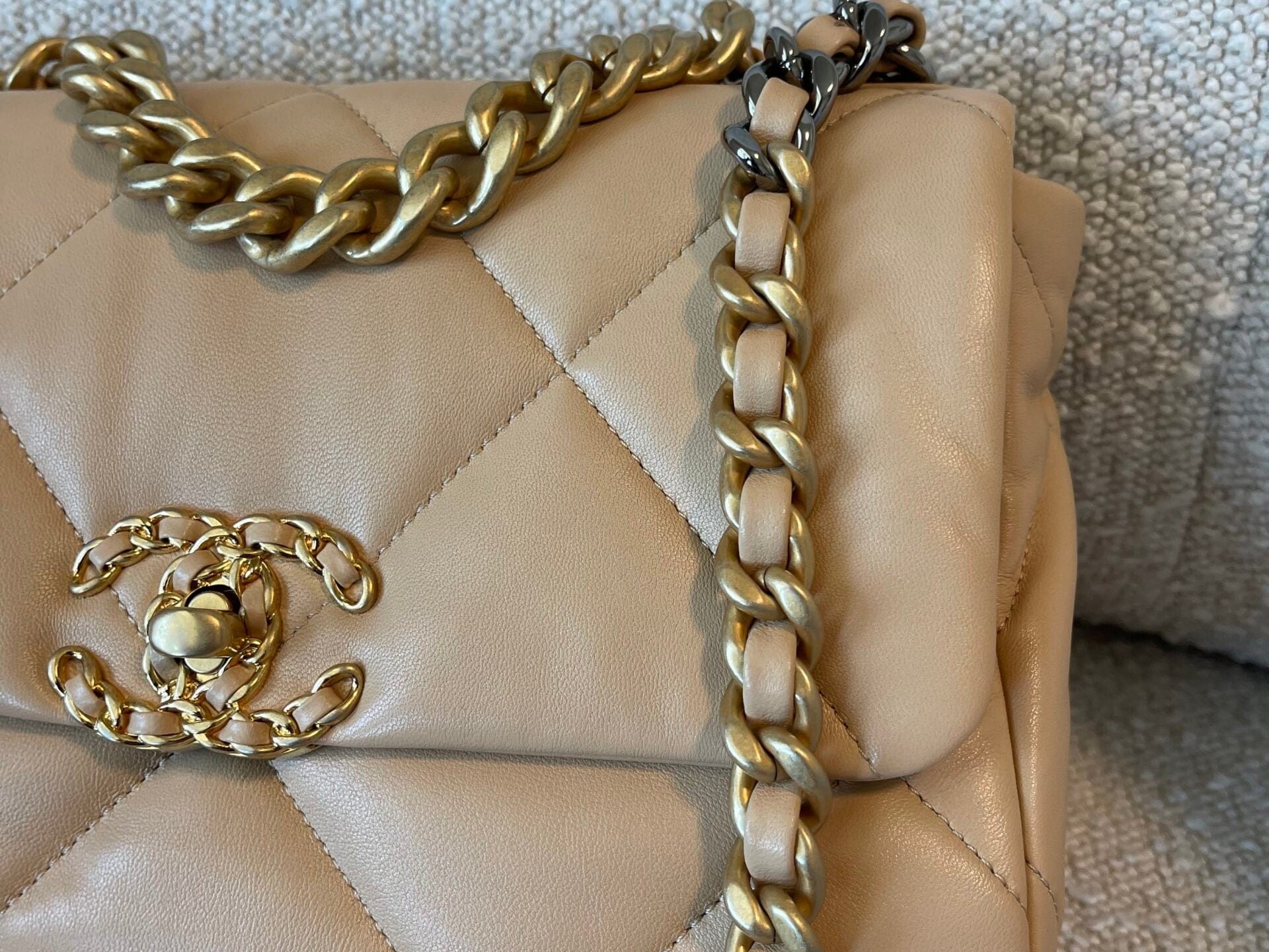CHANEL Handbag 22C Beige Clair 19 Flap Small MHW - Redeluxe