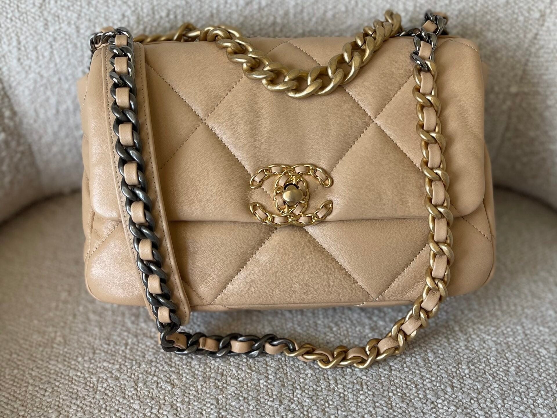 CHANEL Handbag 22C Beige Clair 19 Flap Small MHW - Redeluxe
