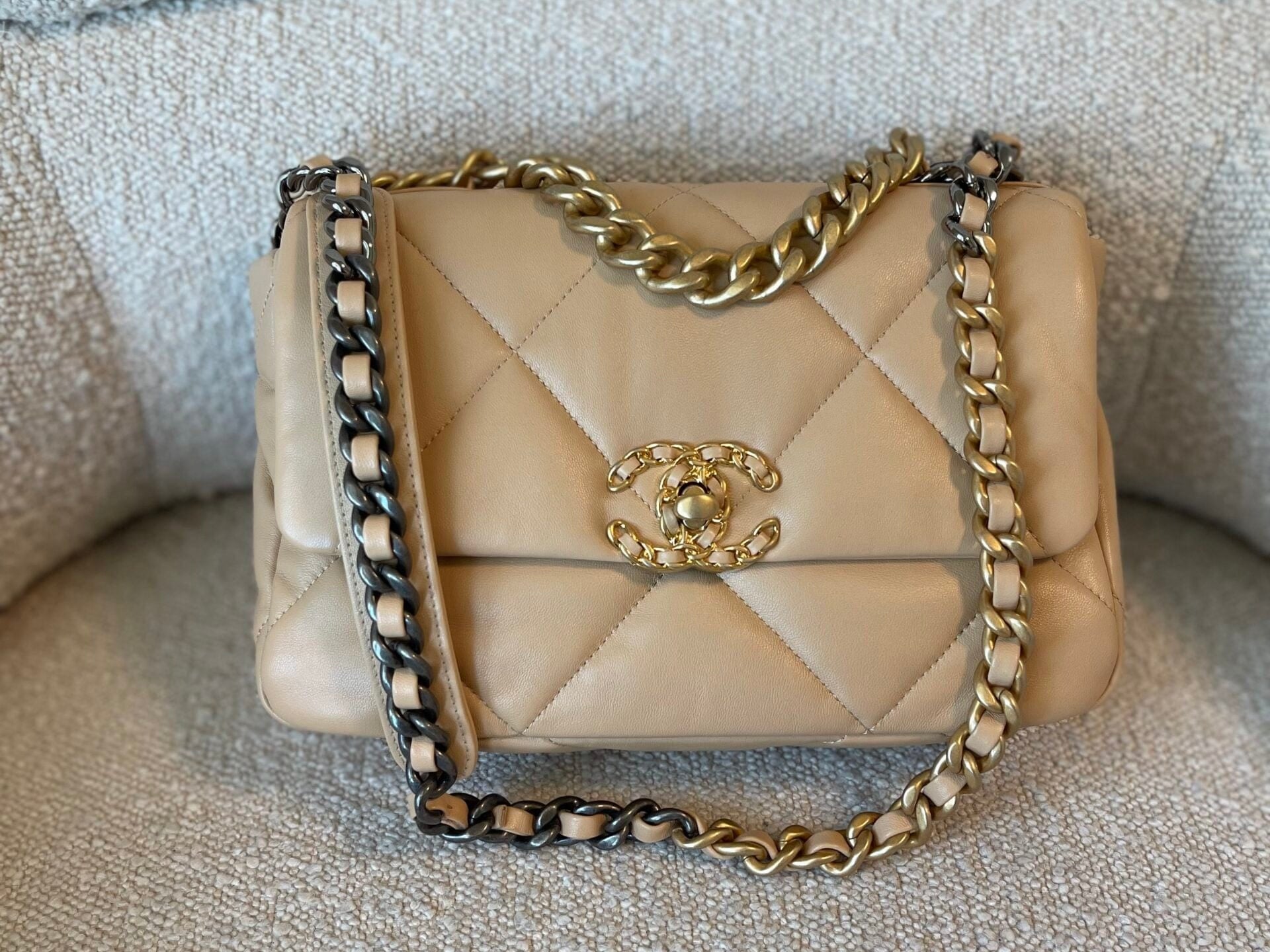 CHANEL Handbag 22C Beige Clair 19 Flap Small MHW - Redeluxe