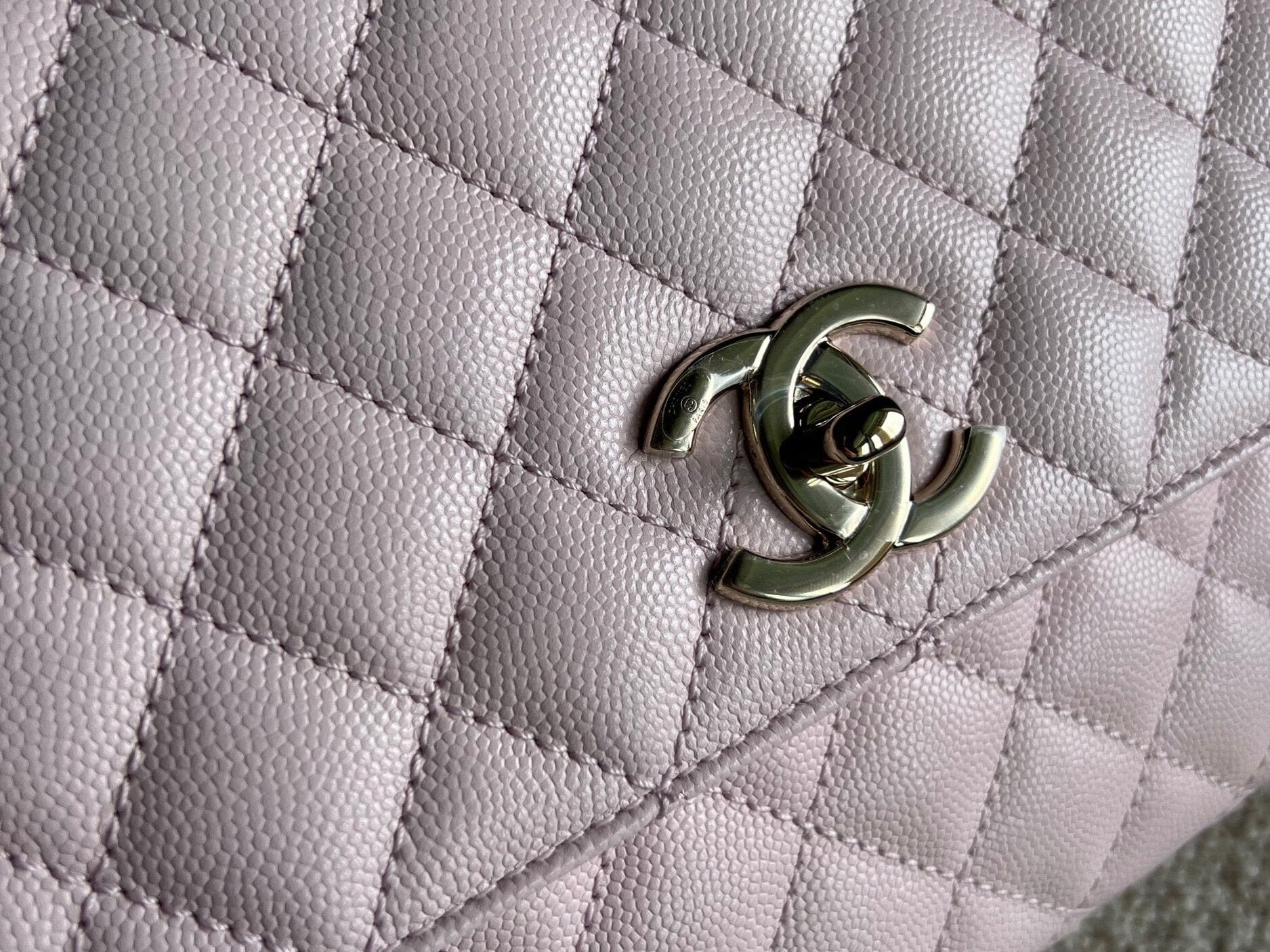 CHANEL Handbag 22P Light Pink Caviar Quilted Coco Handle Medium LGHW - Redeluxe
