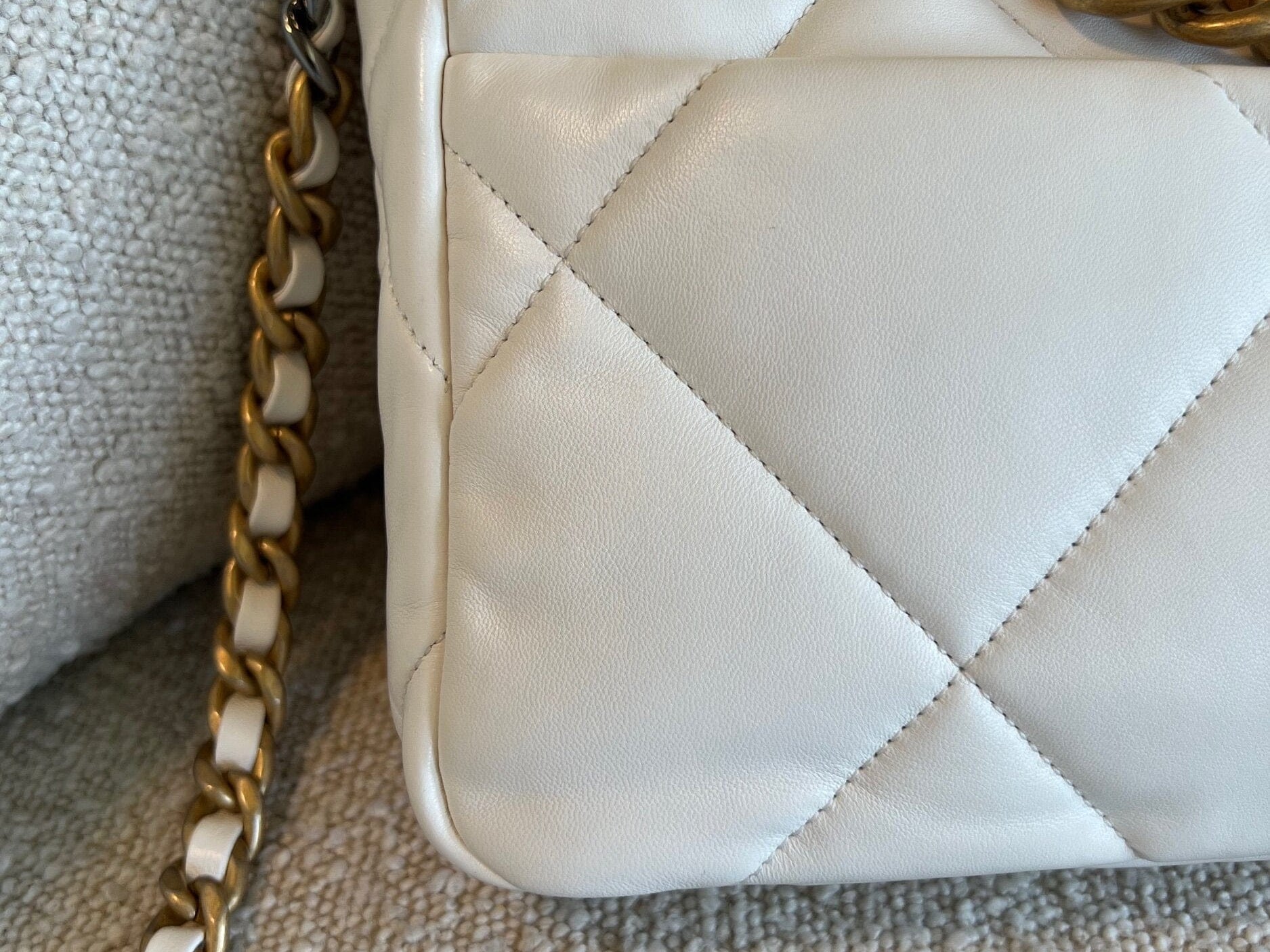 CHANEL Handbag 22P White Lambskin Quilted 19 Flap Small MHW - Redeluxe