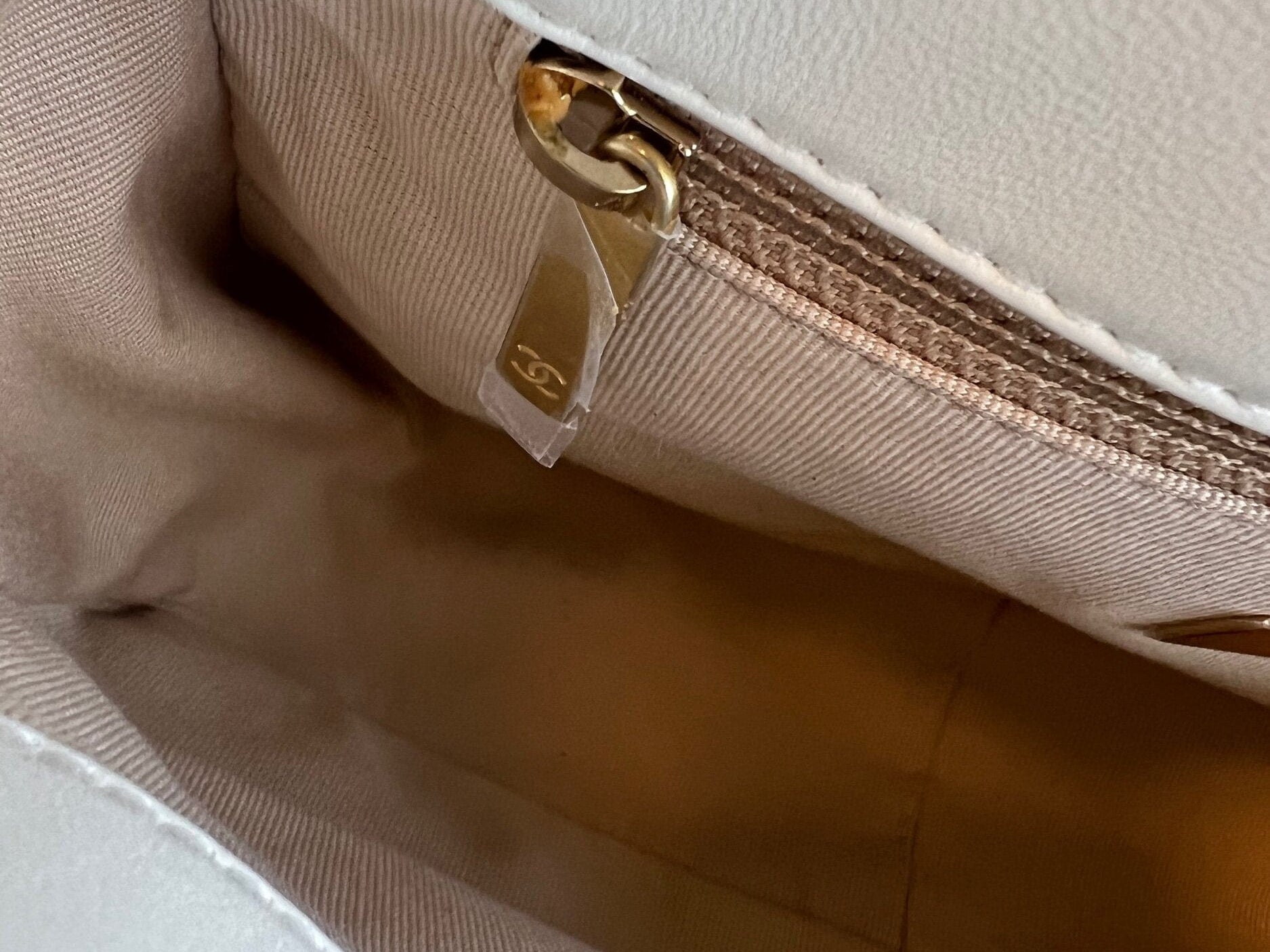 CHANEL Handbag 22P White Lambskin Quilted 19 Flap Small MHW - Redeluxe
