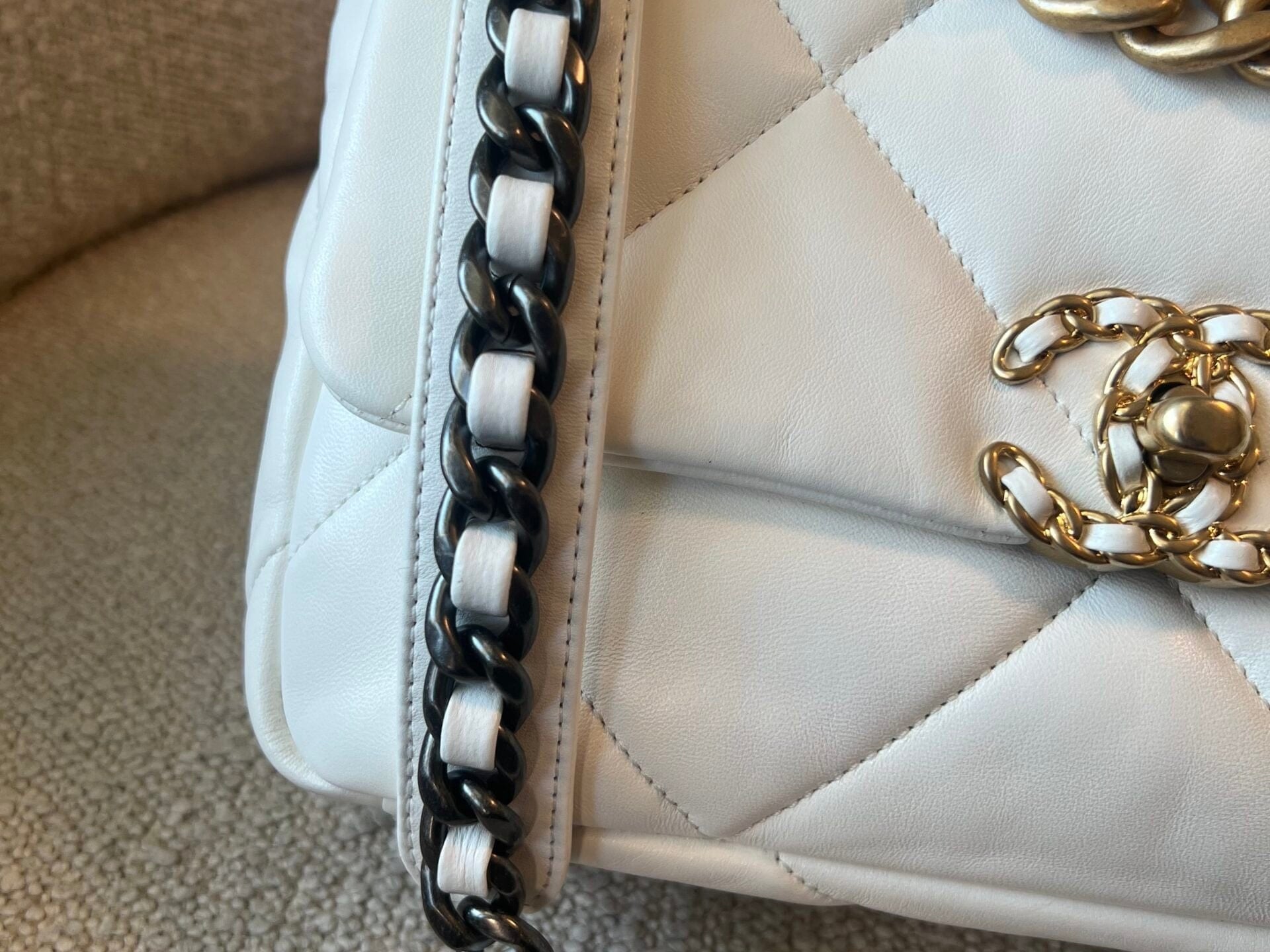 CHANEL Handbag 22P White Lambskin Quilted 19 Flap Small Mixed Hardware - Redeluxe
