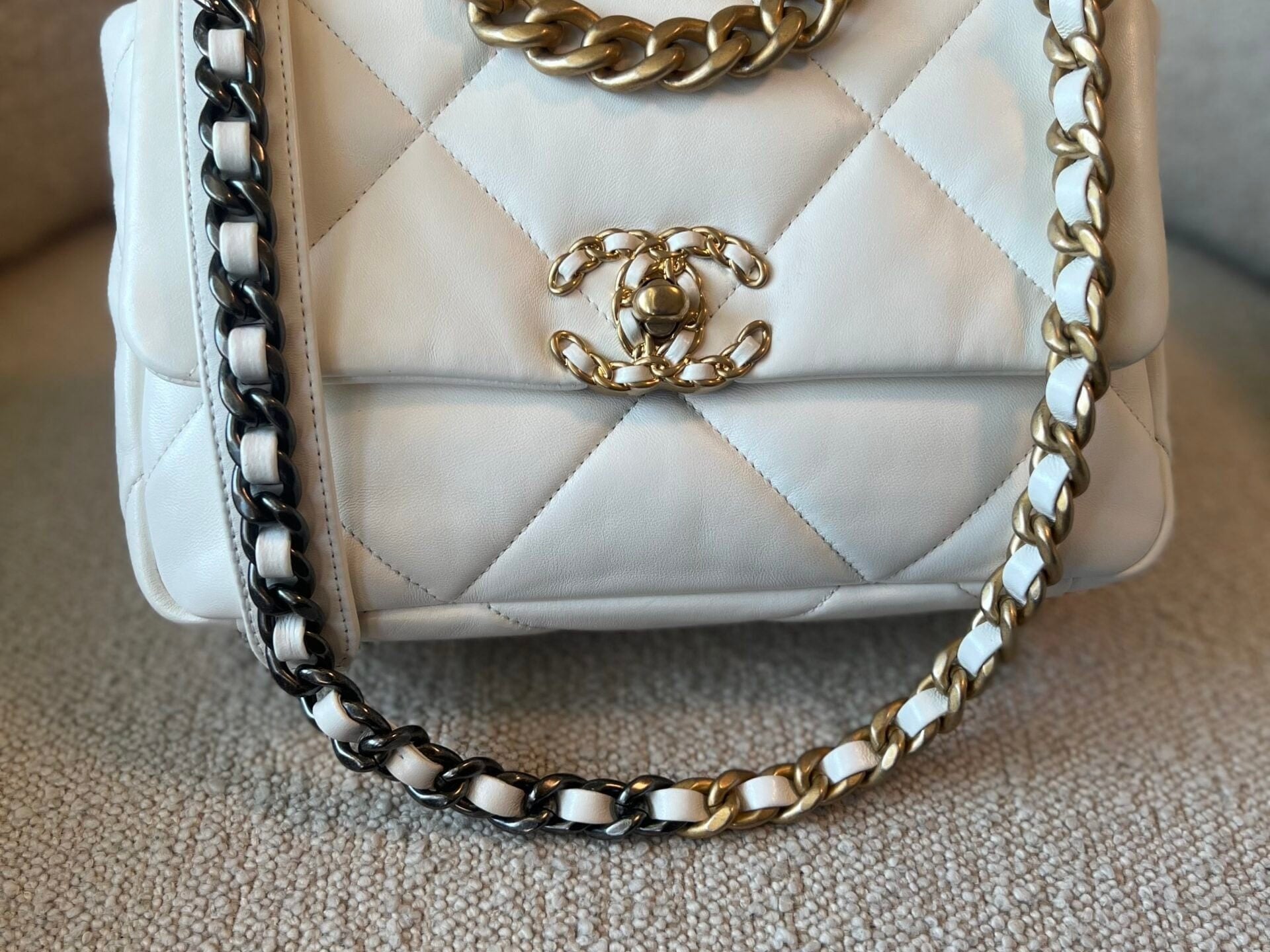 CHANEL Handbag 22P White Lambskin Quilted 19 Flap Small Mixed Hardware - Redeluxe