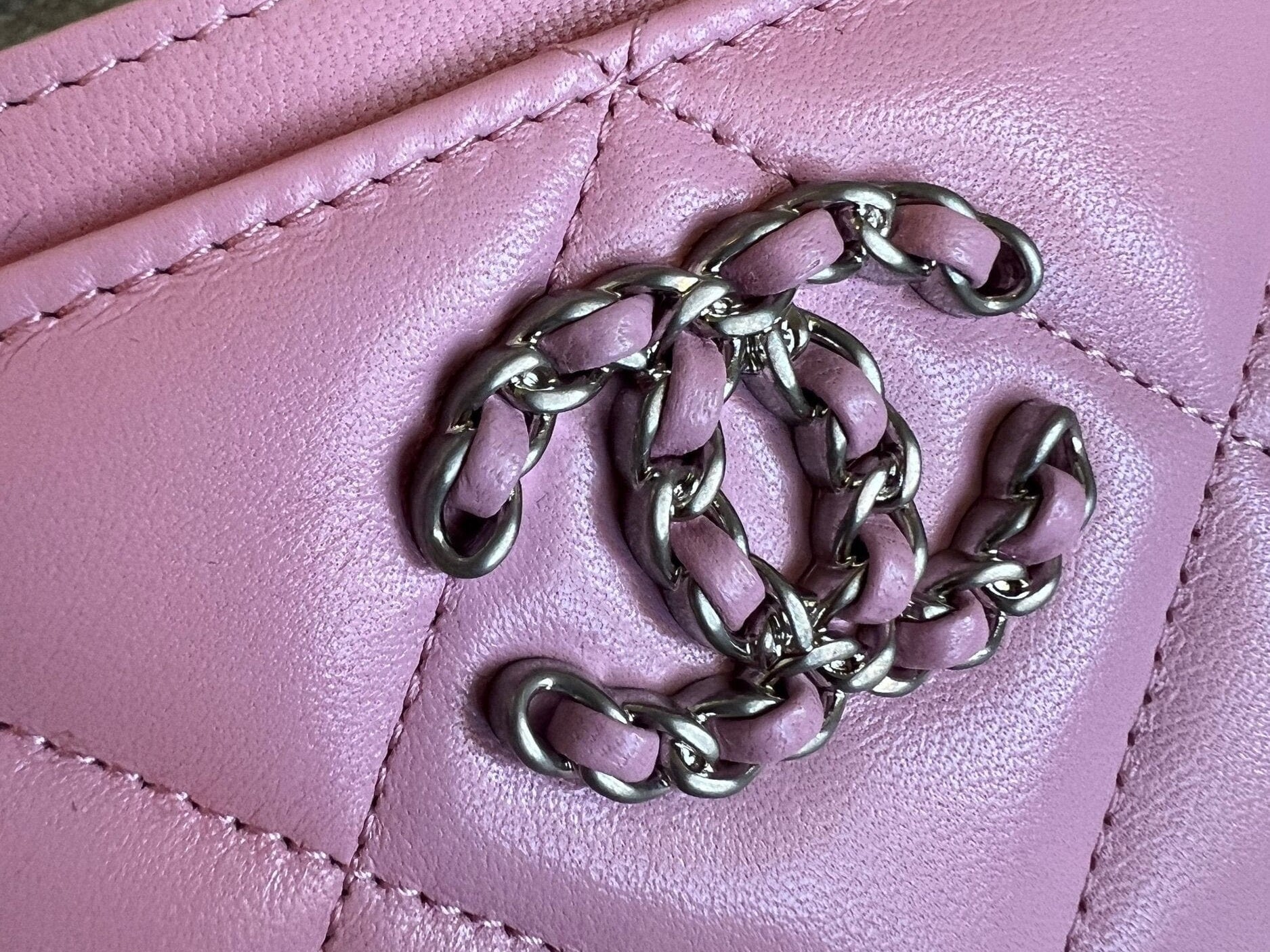 CHANEL Handbag 22S Pink 19 Flap Card Holder - Redeluxe