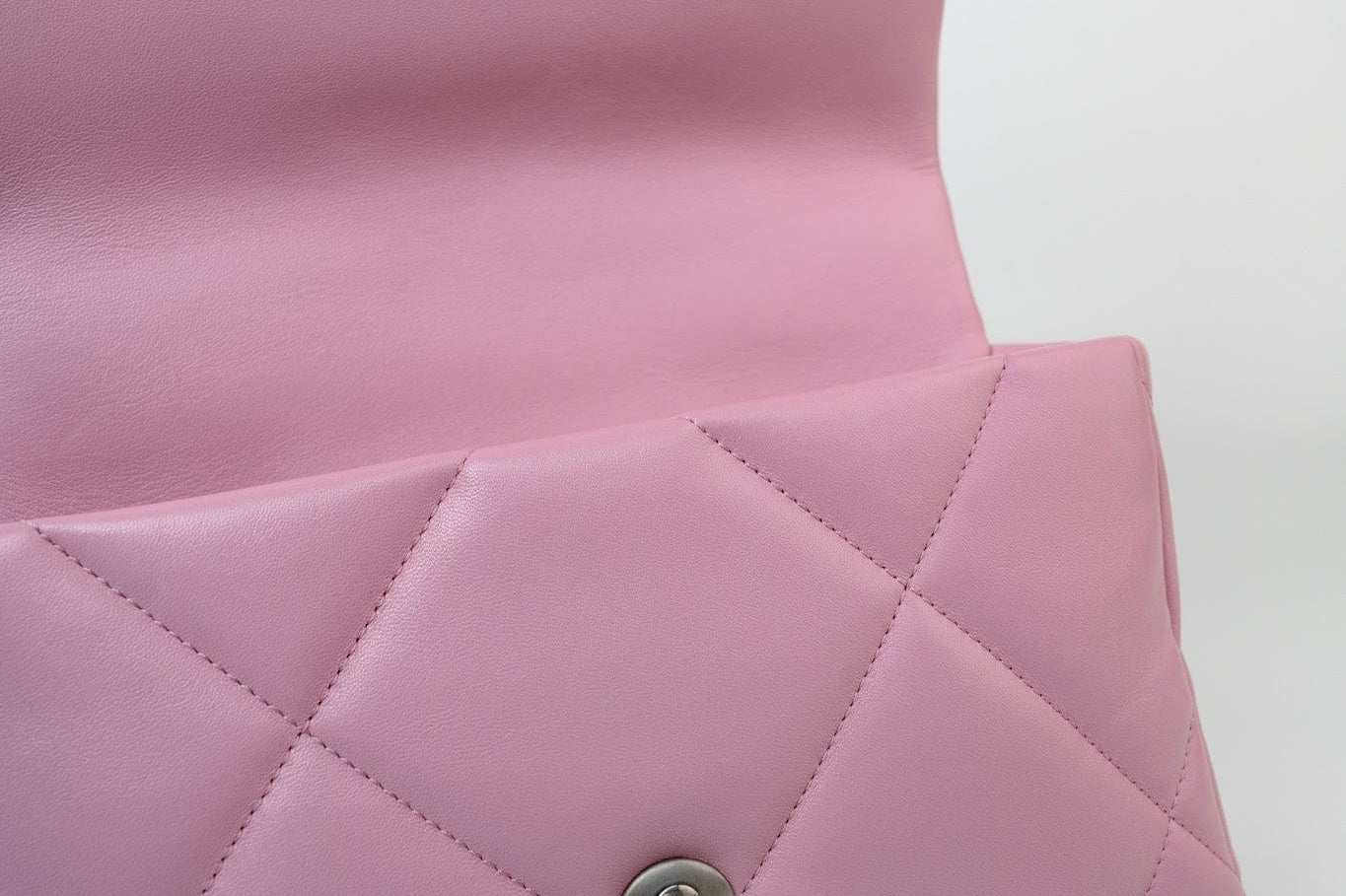 CHANEL Handbag 22S Pink Lambskin Quilted 19 Small Reverse Mixed Hardware - Redeluxe