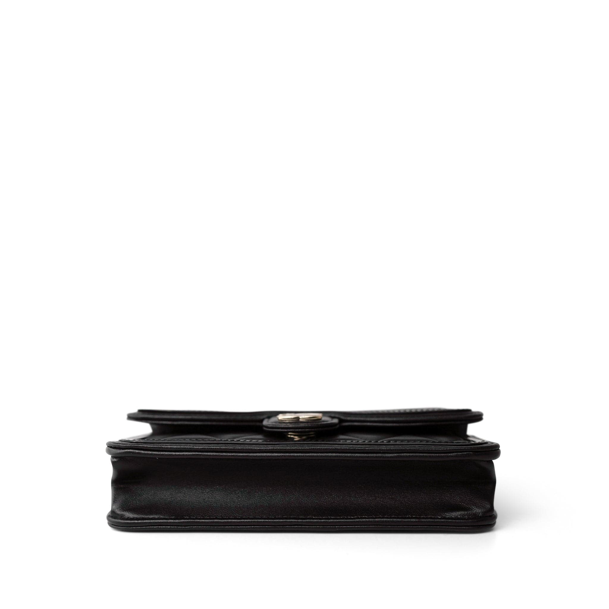 CHANEL ウォレット phoneholder レア！ ブラック 新品同様 23B Black Lambskin Quilted O Phone Holder With Chain – REDELUXE