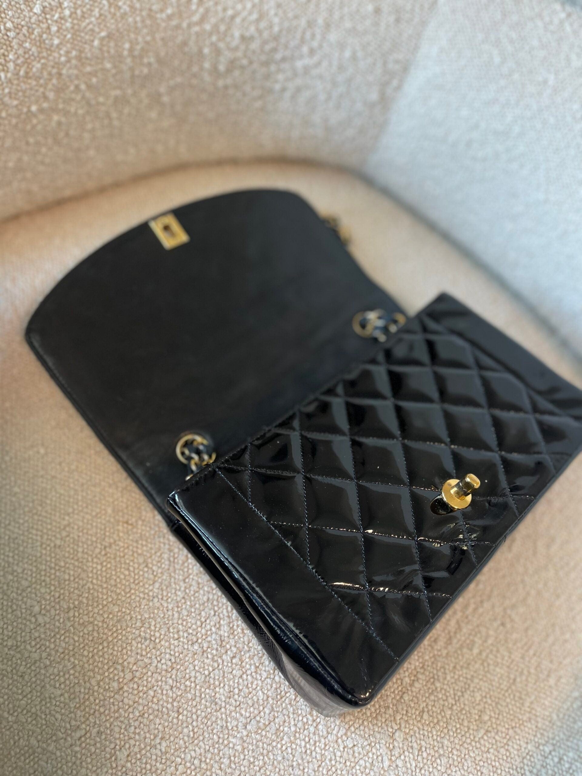 Buy Luxurious Vintage CHANEL Diana Flap Medium GHW at