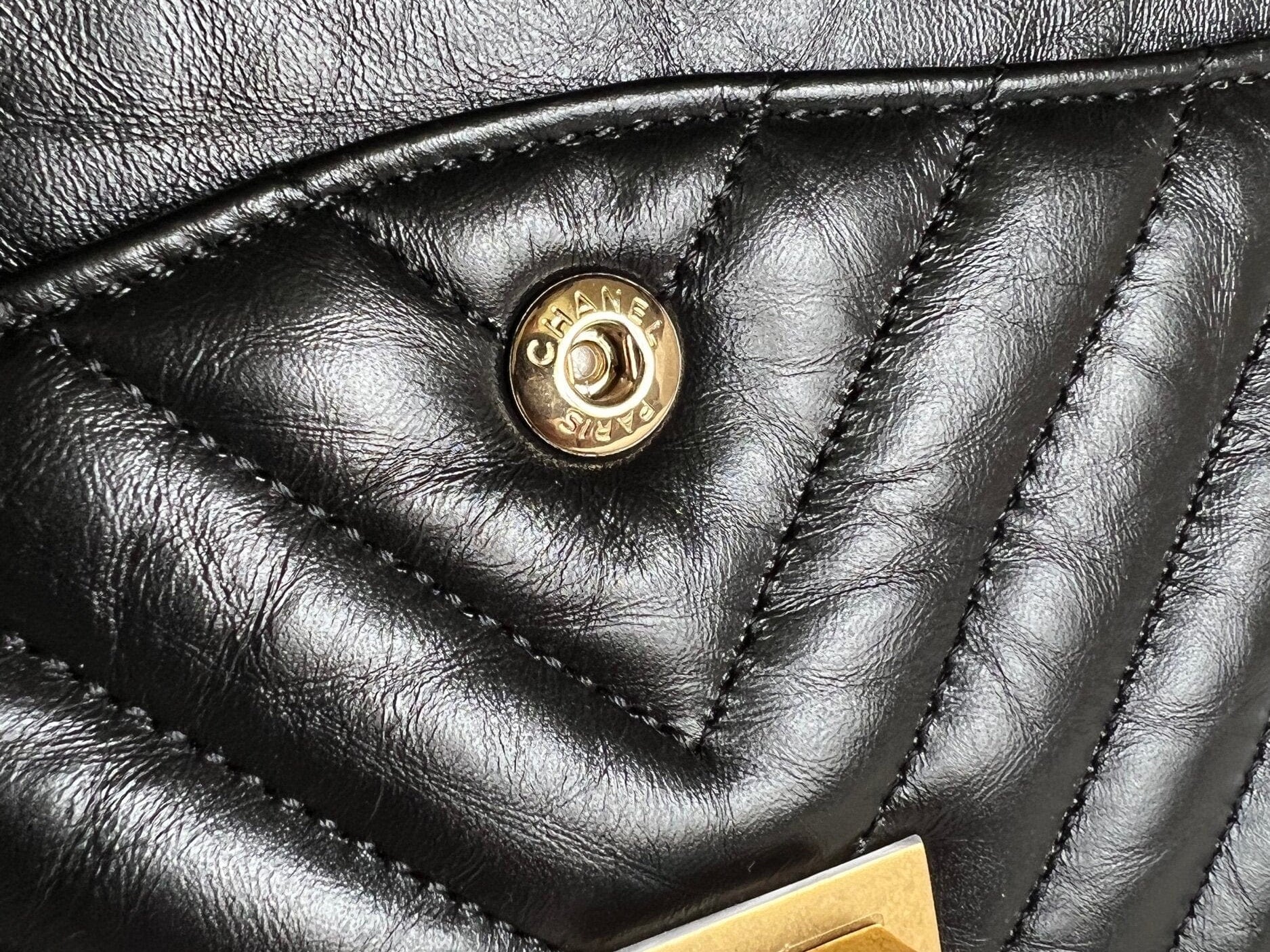 CHANEL Handbag Chanel 21K Reissue 2.55 Black Chevron Aged Calfskin Quilted 225 (Medium) AGHW - Redeluxe