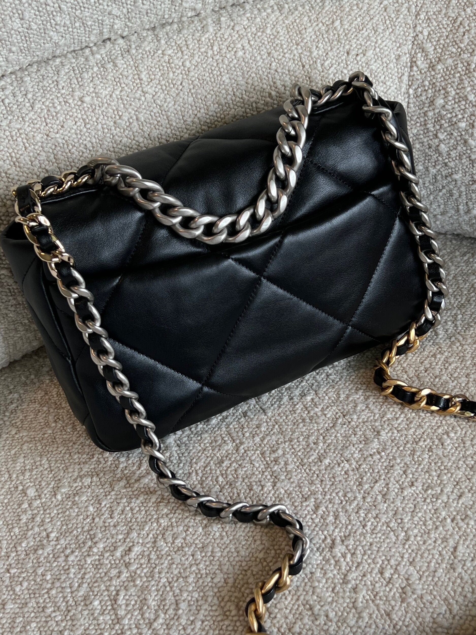 Chanel 22C Black Lambskin Quilted 19 Flap Small MHW – REDELUXE
