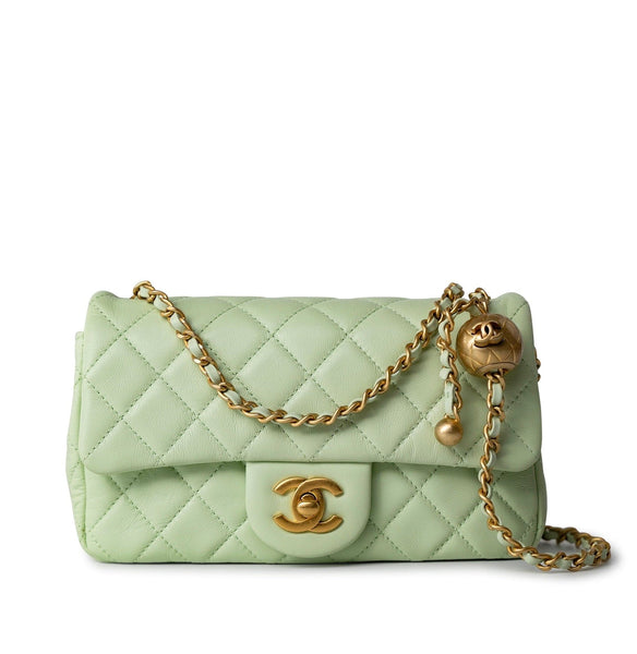 25A◆エレガントで注目の的【CHANEL】chain clutch Light Green New CHANEL 23A GREEN EMERALD Vanity Clutch Gold PEARLS