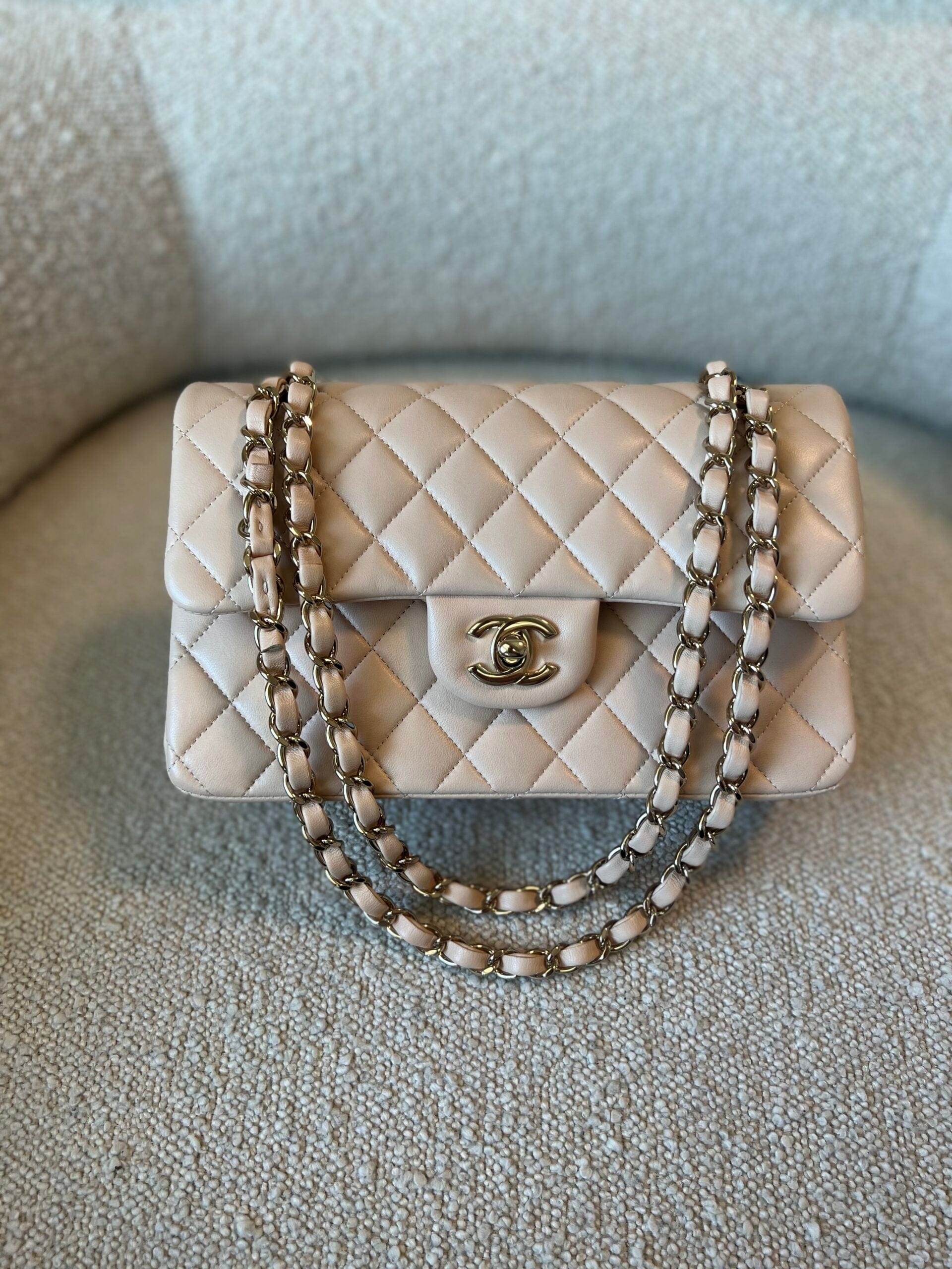 CHANEL ノベルティキルティングレザー ミニ財布ライトベージュ CHANEL ベージュ キルティング 三つ折り財布 【公式通販】