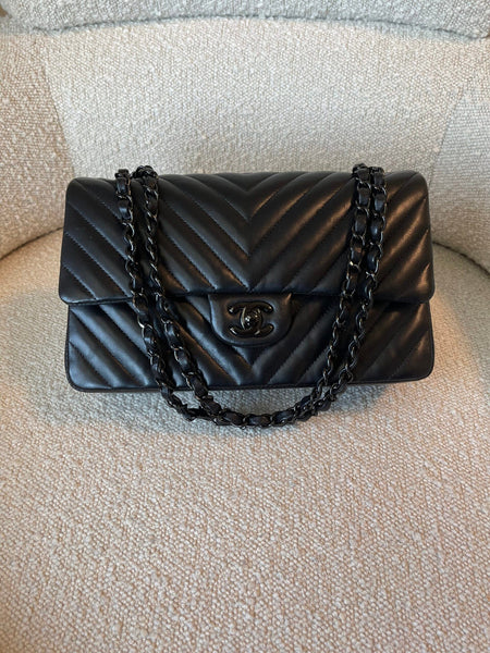 CHANEL 財布 SO BLACK Chanel So Black Chevron Wallet on Chain | Consign of the Times ™