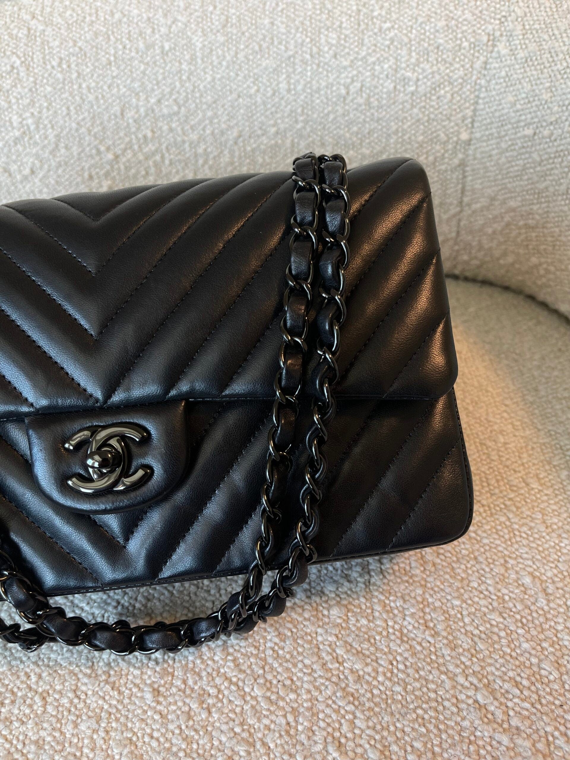 Chanel so black chevron medium hotsell