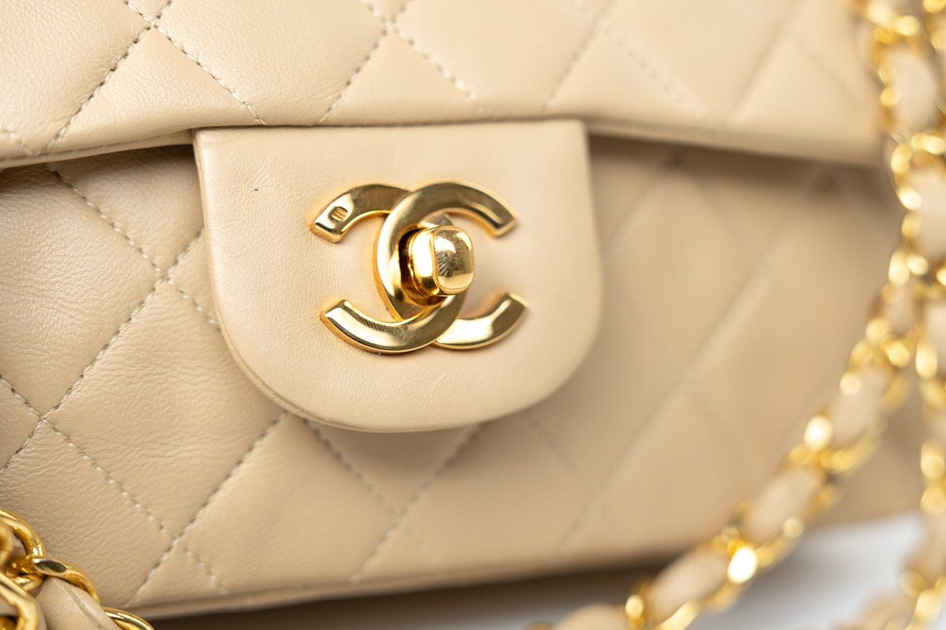 CHANEL Handbag Vintage Beige Lambskin Quilted Classic Flap Small Gold Hardware - Redeluxe