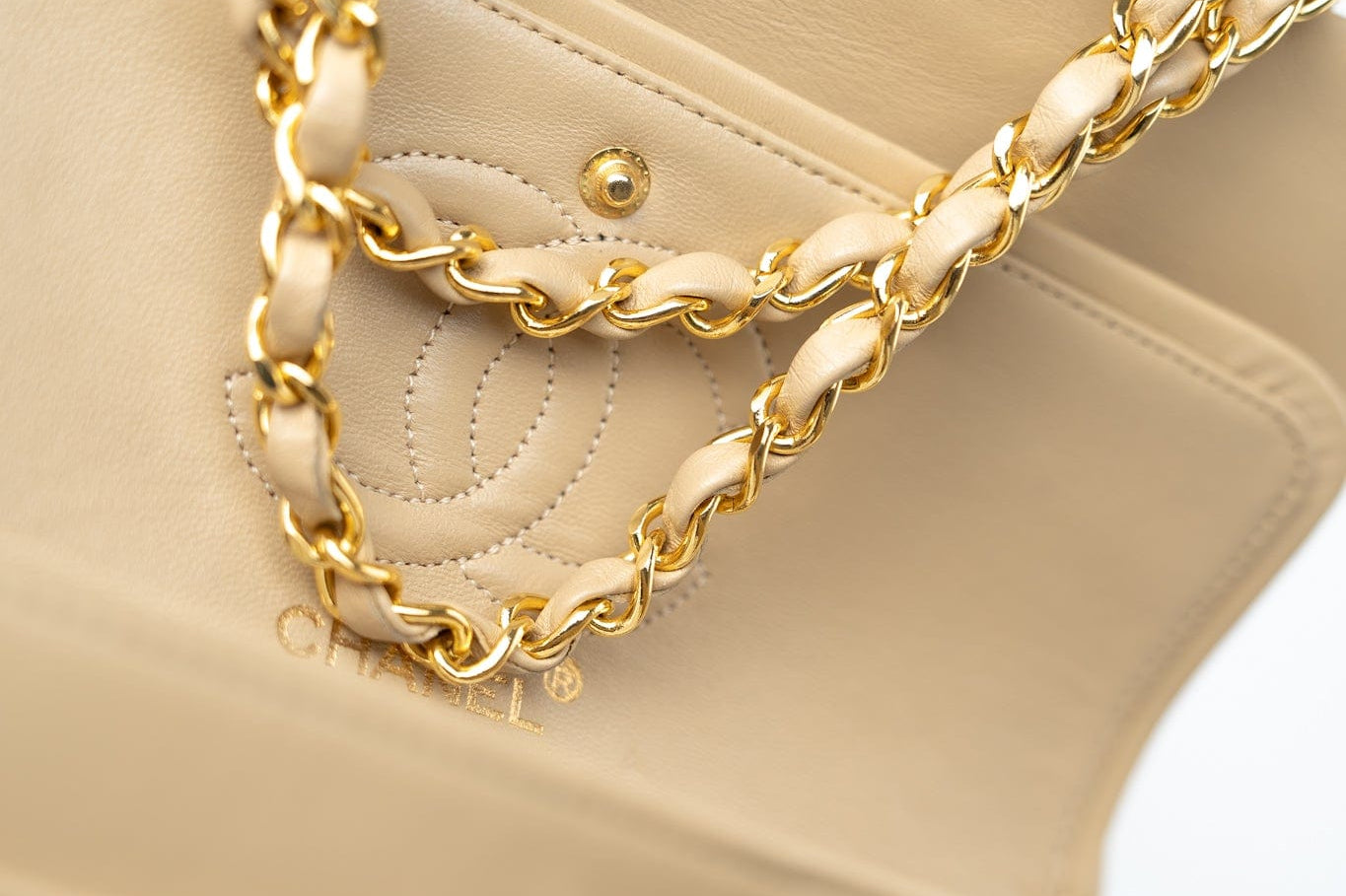 CHANEL Handbag Vintage Beige Lambskin Quilted Classic Flap Small Gold Hardware - Redeluxe