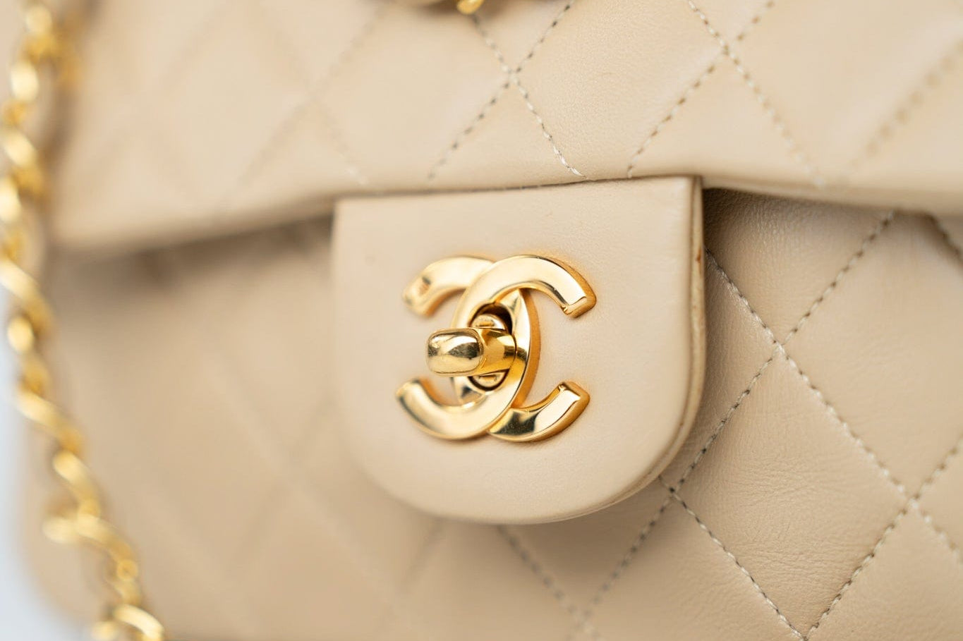 CHANEL Handbag Vintage Beige Lambskin Quilted Classic Flap Small Gold Hardware - Redeluxe