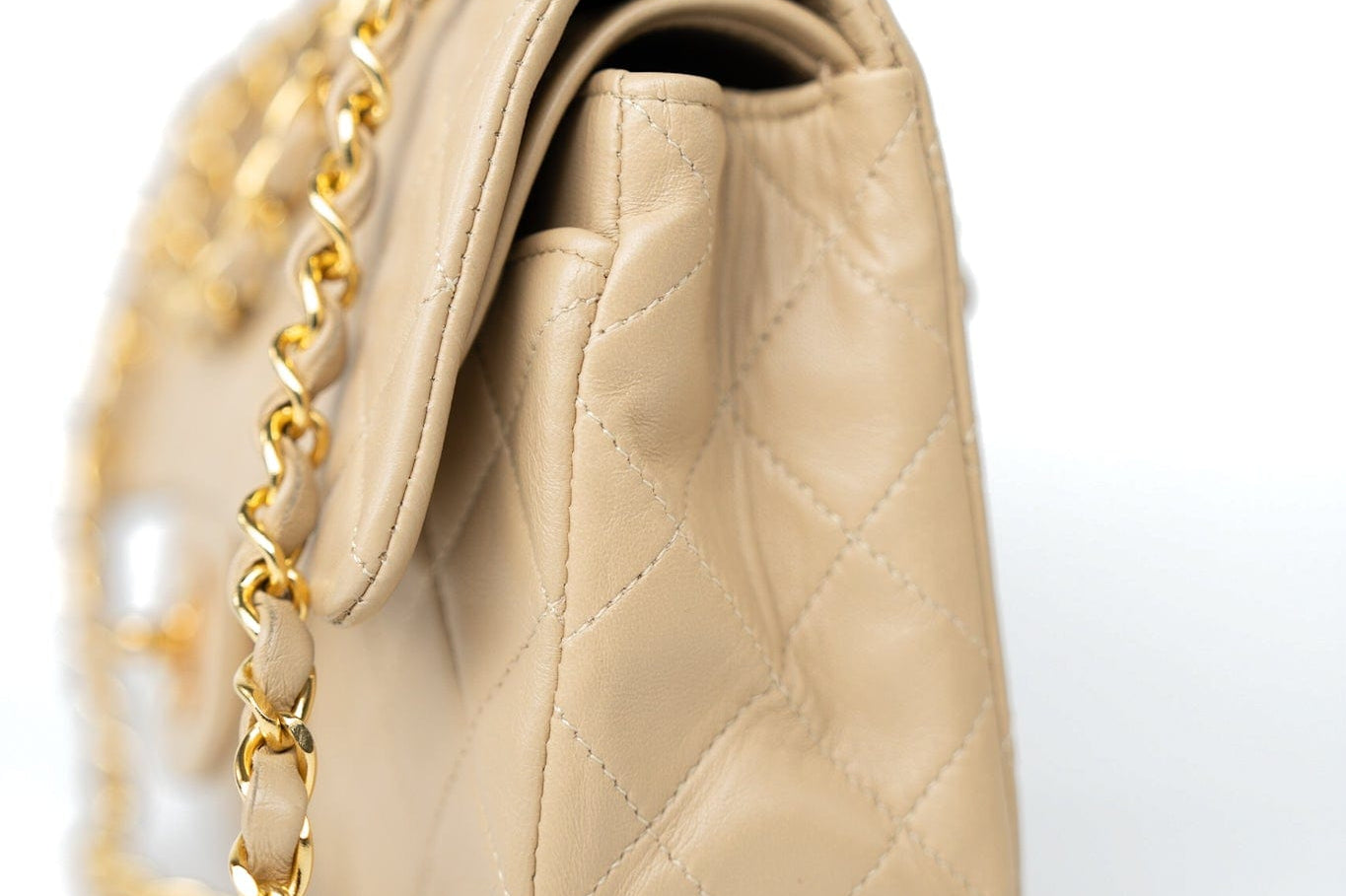 CHANEL Handbag Vintage Beige Lambskin Quilted Classic Flap Small Gold Hardware - Redeluxe