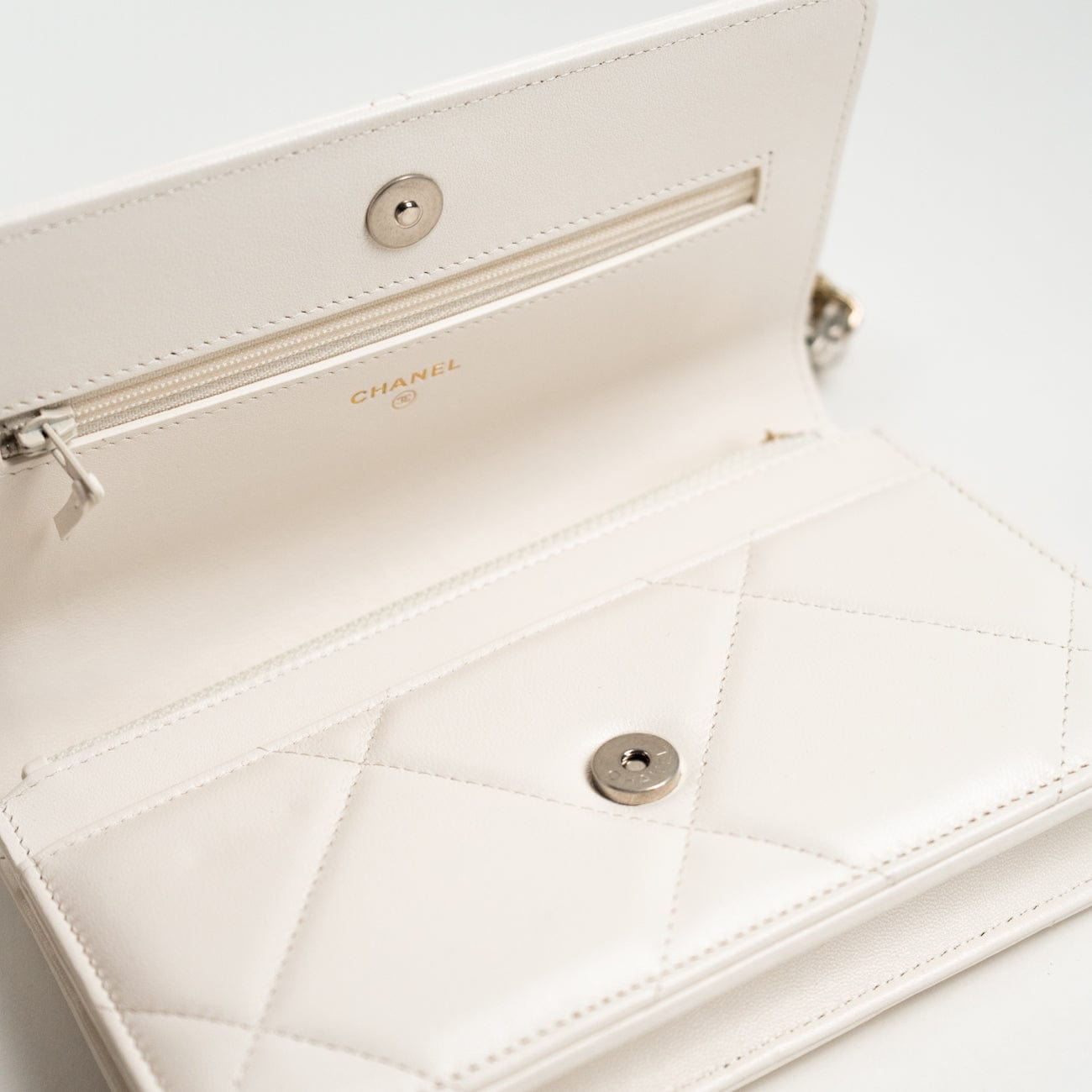 White Lambskin Quilted 19 Wallet on Chain (WOC) – REDELUXE
