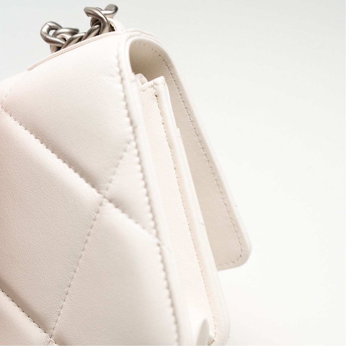 White Lambskin Quilted 19 Wallet on Chain (WOC) – REDELUXE