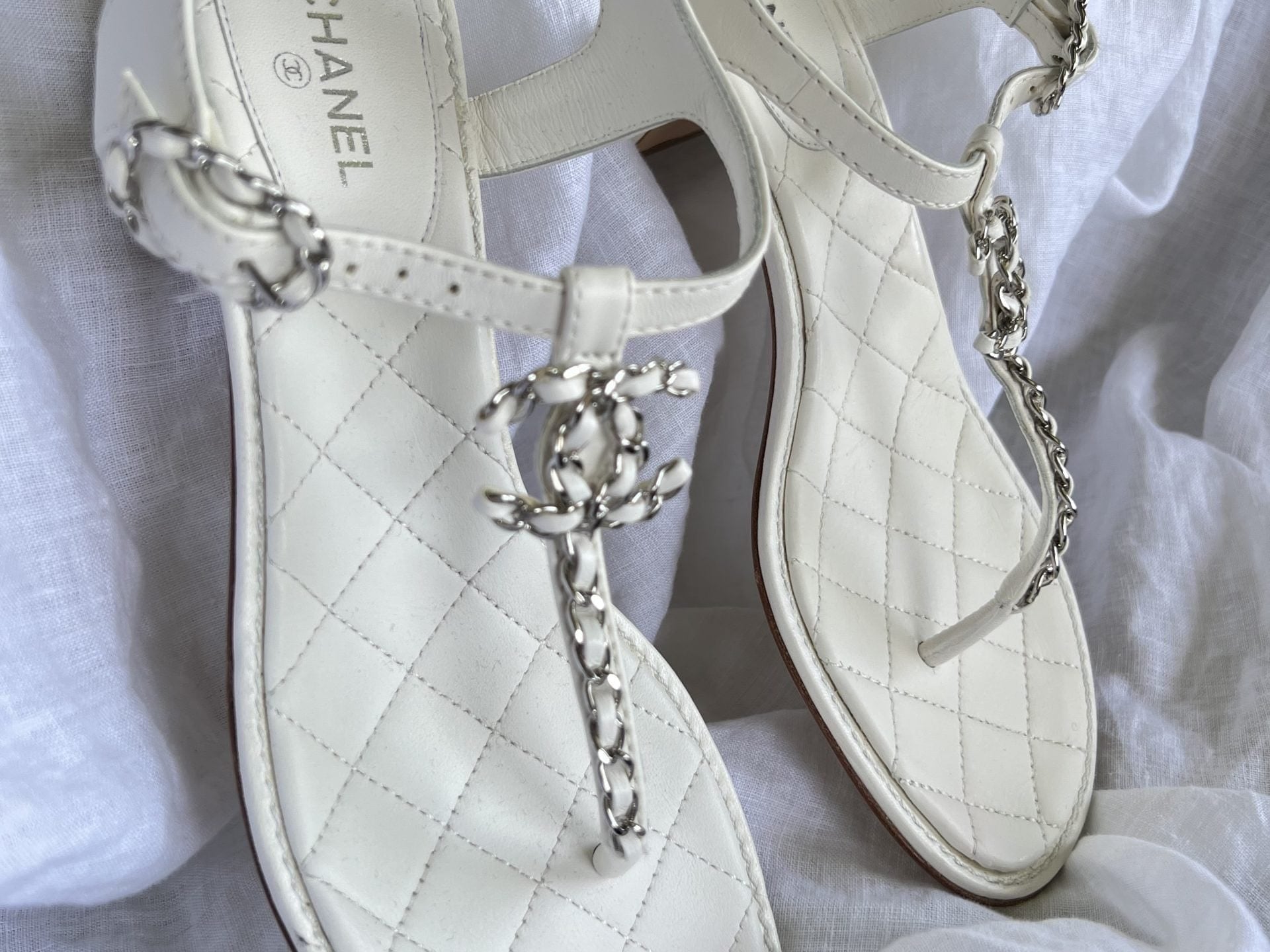 Buy CHANEL White Quilted Leather Sandals 38.5 | Exclusive Sale at REDELUXE