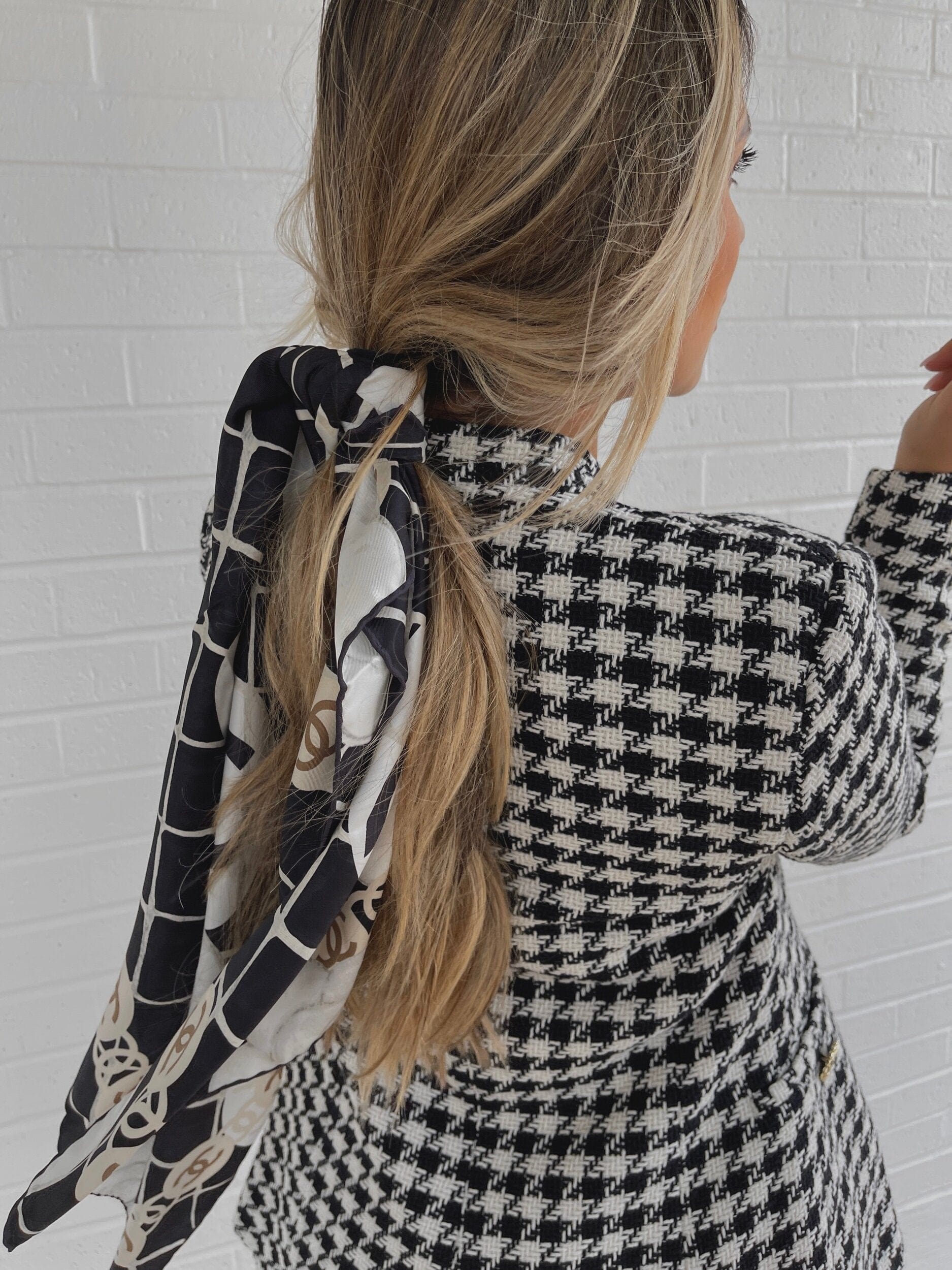 CC Square Scarf Black – REDELUXE