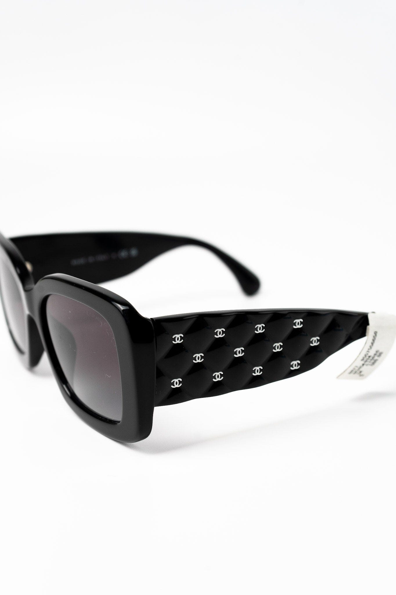 【きれいめファッション51選】上品さと清潔感をキープし CC Black Sunglasses REDELUXE – 5483-A 小物