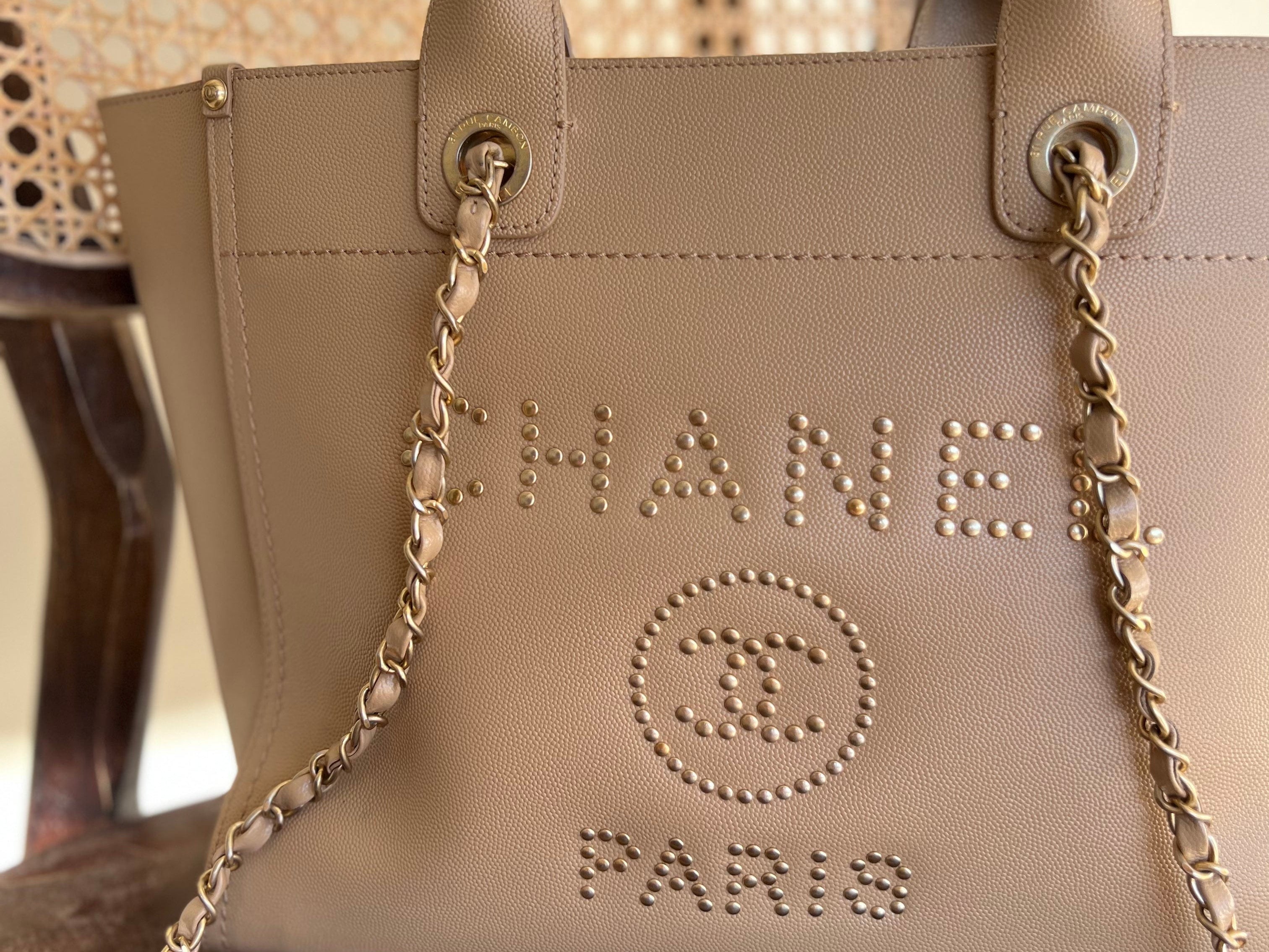 CHANEL Tote CHANEL LIGHT BEIGE MEDIUM DEAUVILLE SHOPPING TOTE STUDDED AGED HARDWARE - Redeluxe
