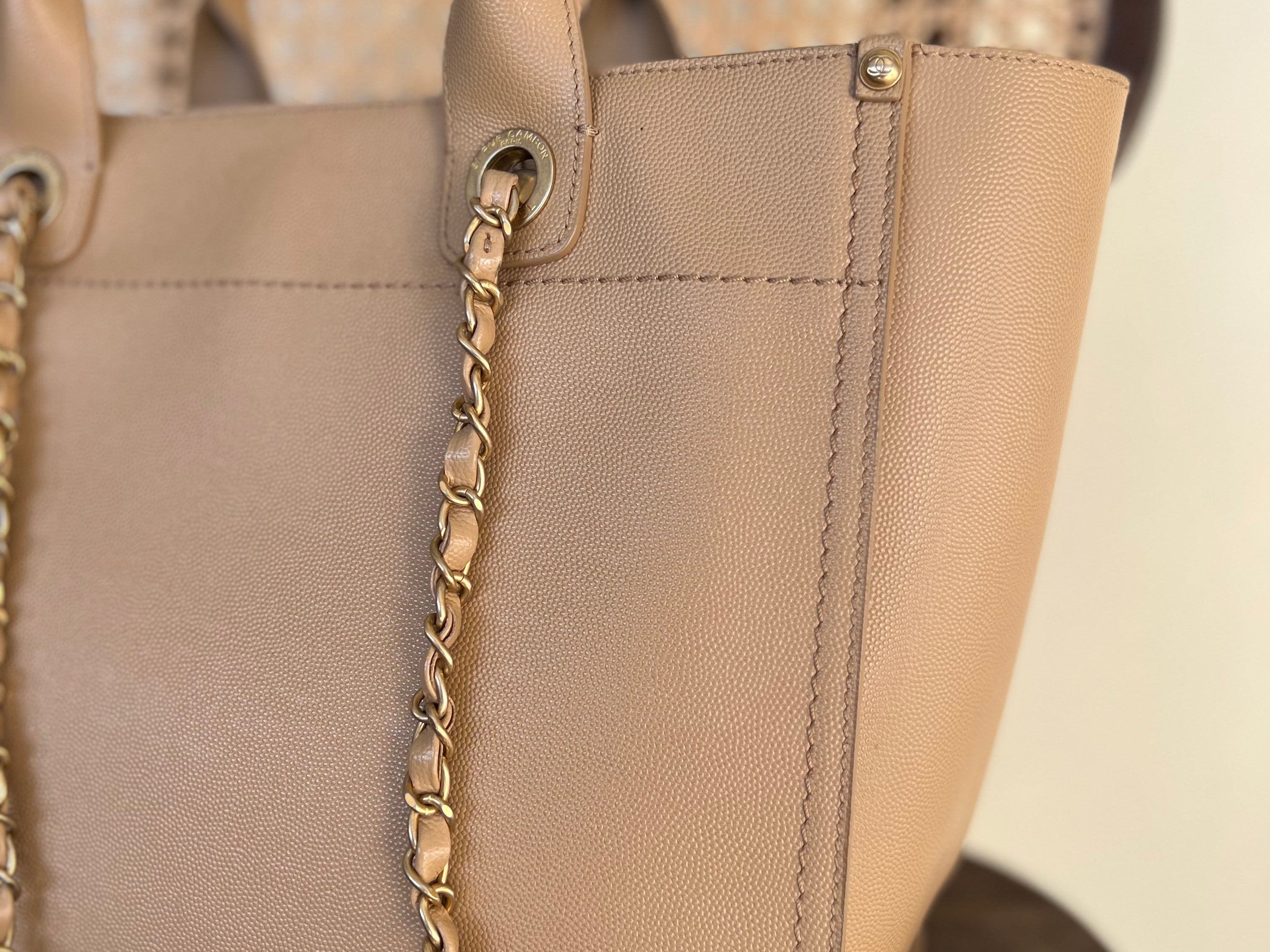 CHANEL Tote CHANEL LIGHT BEIGE MEDIUM DEAUVILLE SHOPPING TOTE STUDDED AGED HARDWARE - Redeluxe