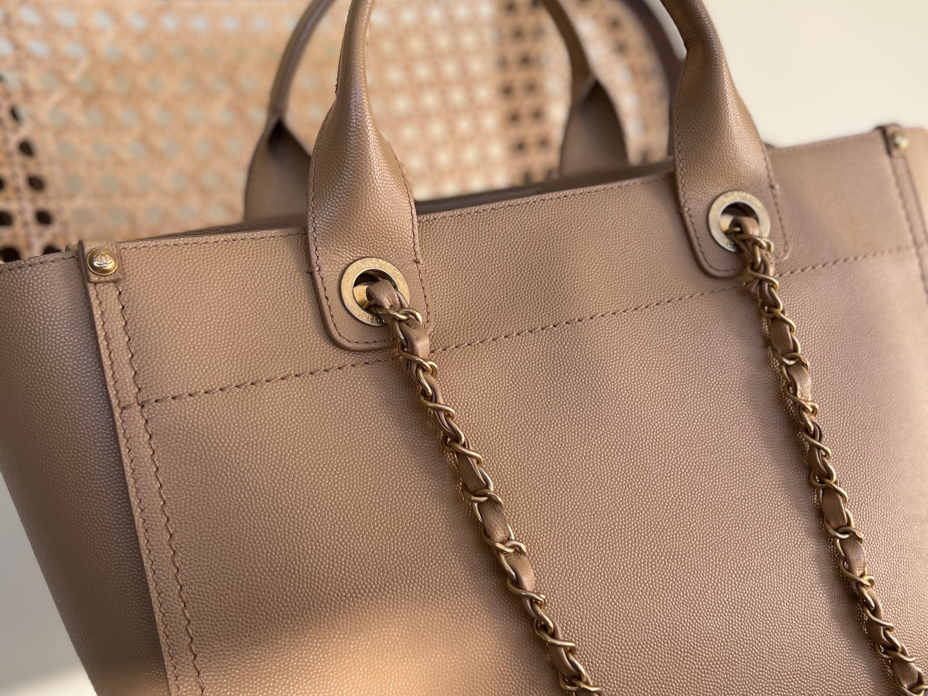 CHANEL Tote CHANEL LIGHT BEIGE MEDIUM DEAUVILLE SHOPPING TOTE STUDDED AGED HARDWARE - Redeluxe