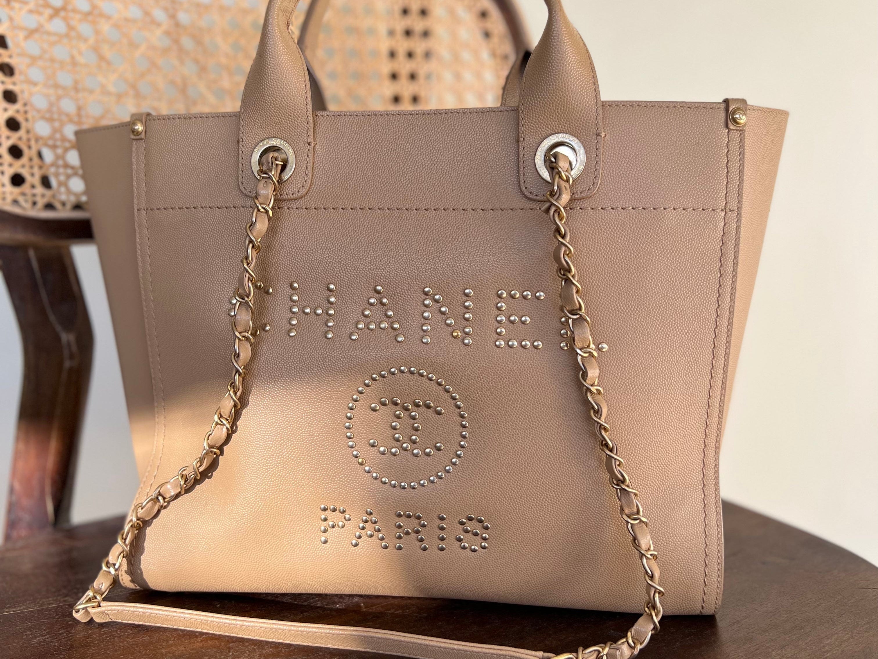 CHANEL Tote CHANEL LIGHT BEIGE MEDIUM DEAUVILLE SHOPPING TOTE STUDDED AGED HARDWARE - Redeluxe