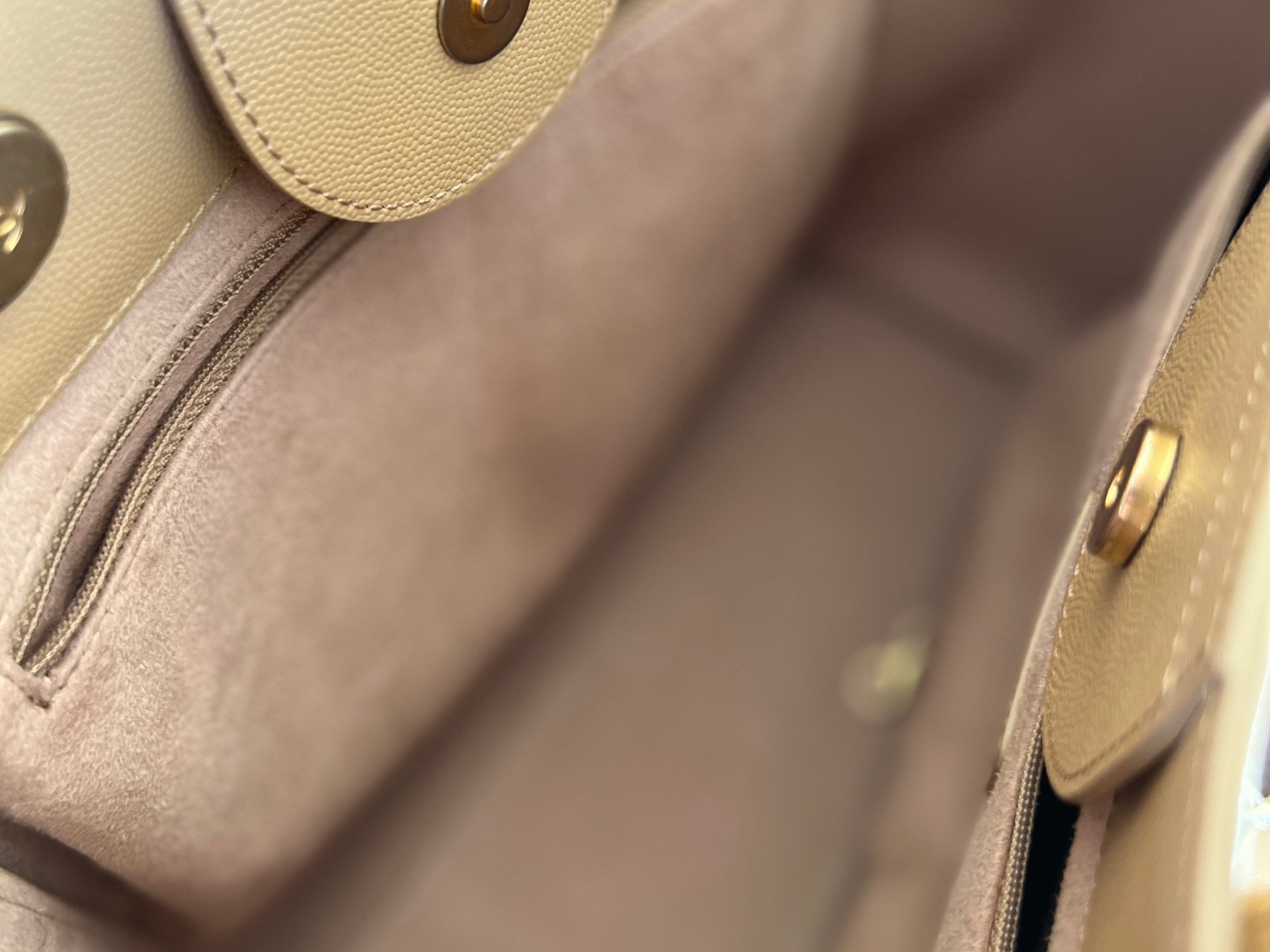 CHANEL Tote CHANEL LIGHT BEIGE MEDIUM DEAUVILLE SHOPPING TOTE STUDDED AGED HARDWARE - Redeluxe
