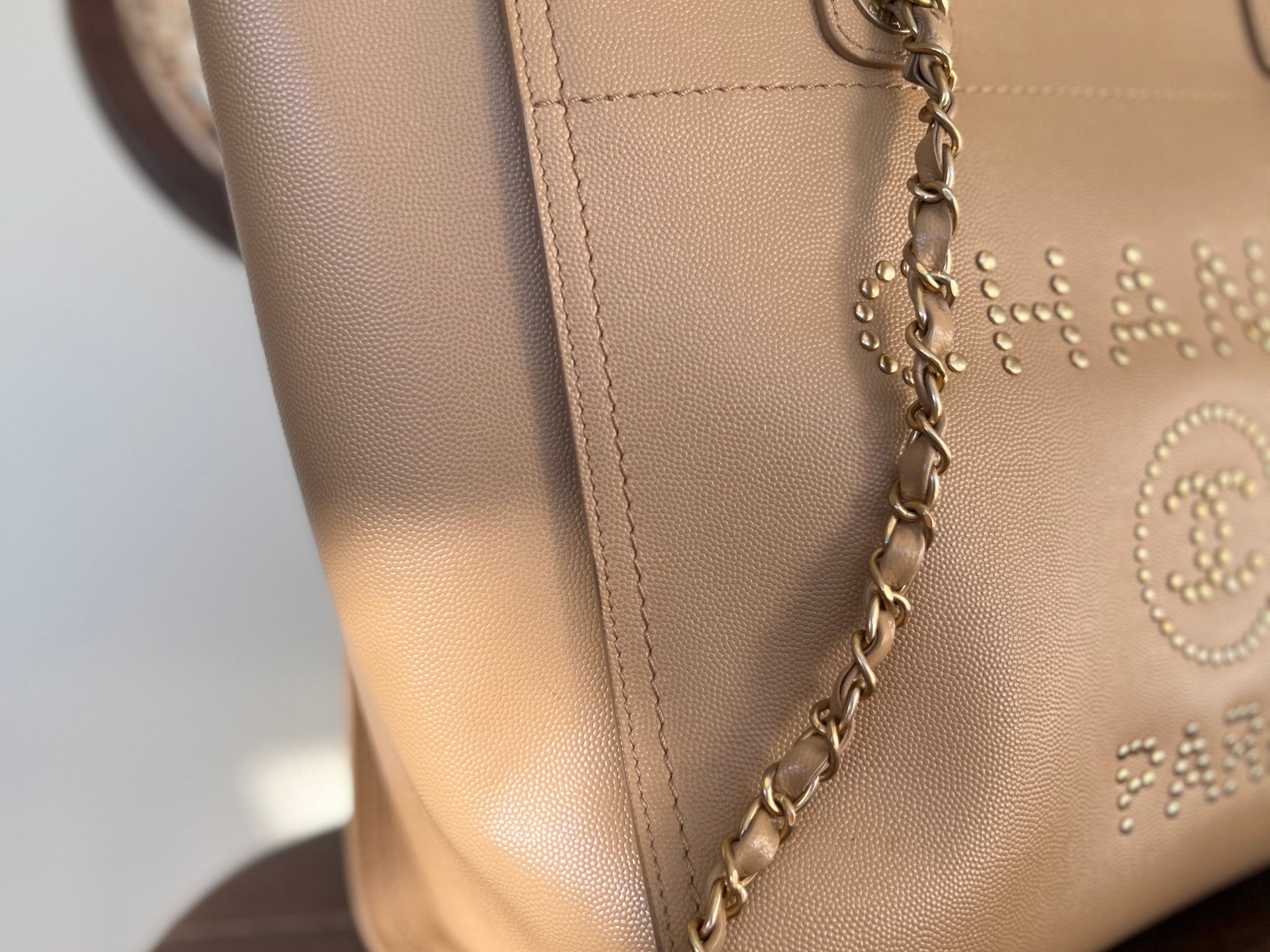CHANEL Tote CHANEL LIGHT BEIGE MEDIUM DEAUVILLE SHOPPING TOTE STUDDED AGED HARDWARE - Redeluxe