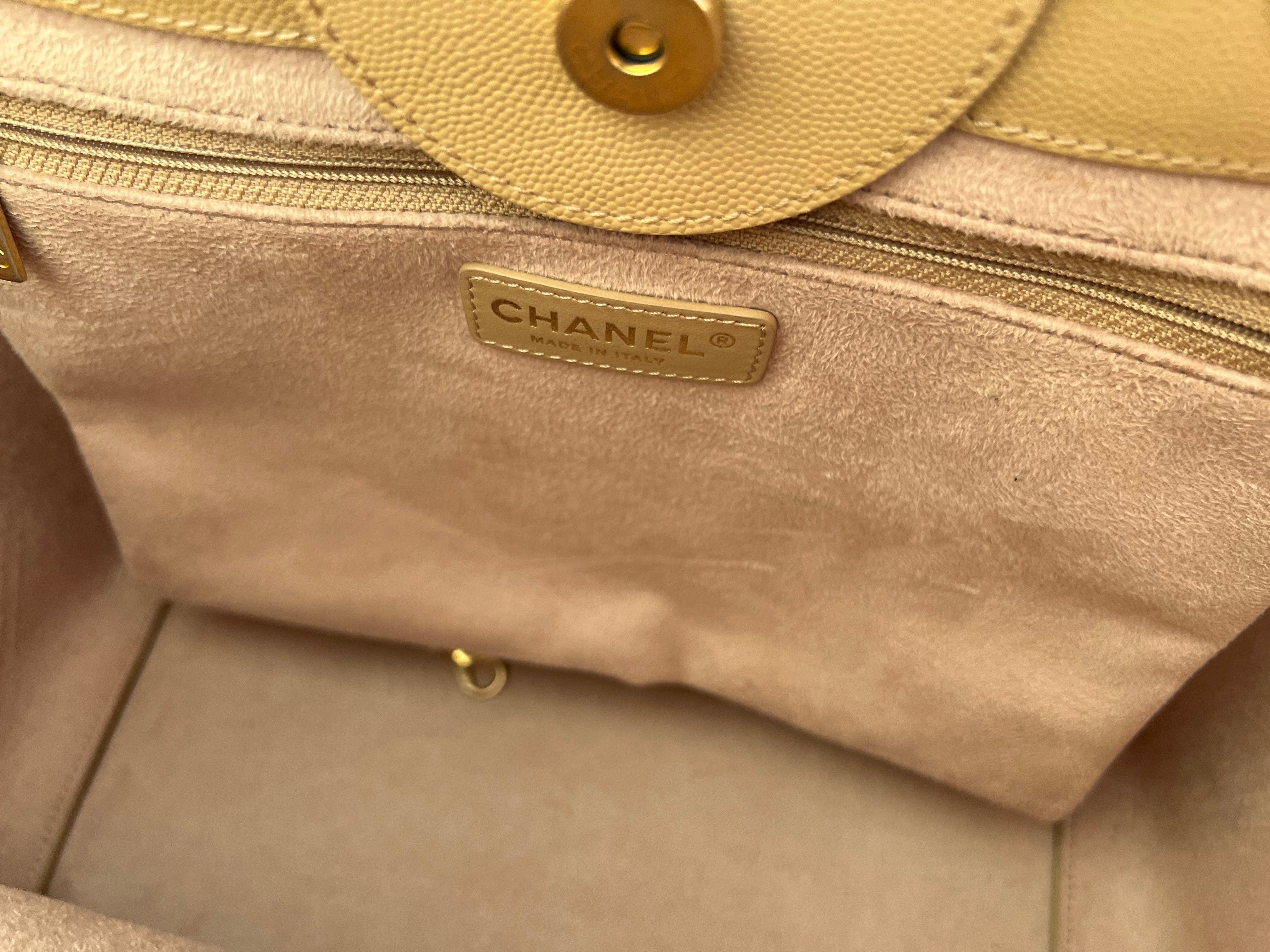CHANEL Tote CHANEL LIGHT BEIGE MEDIUM DEAUVILLE SHOPPING TOTE STUDDED AGED HARDWARE - Redeluxe