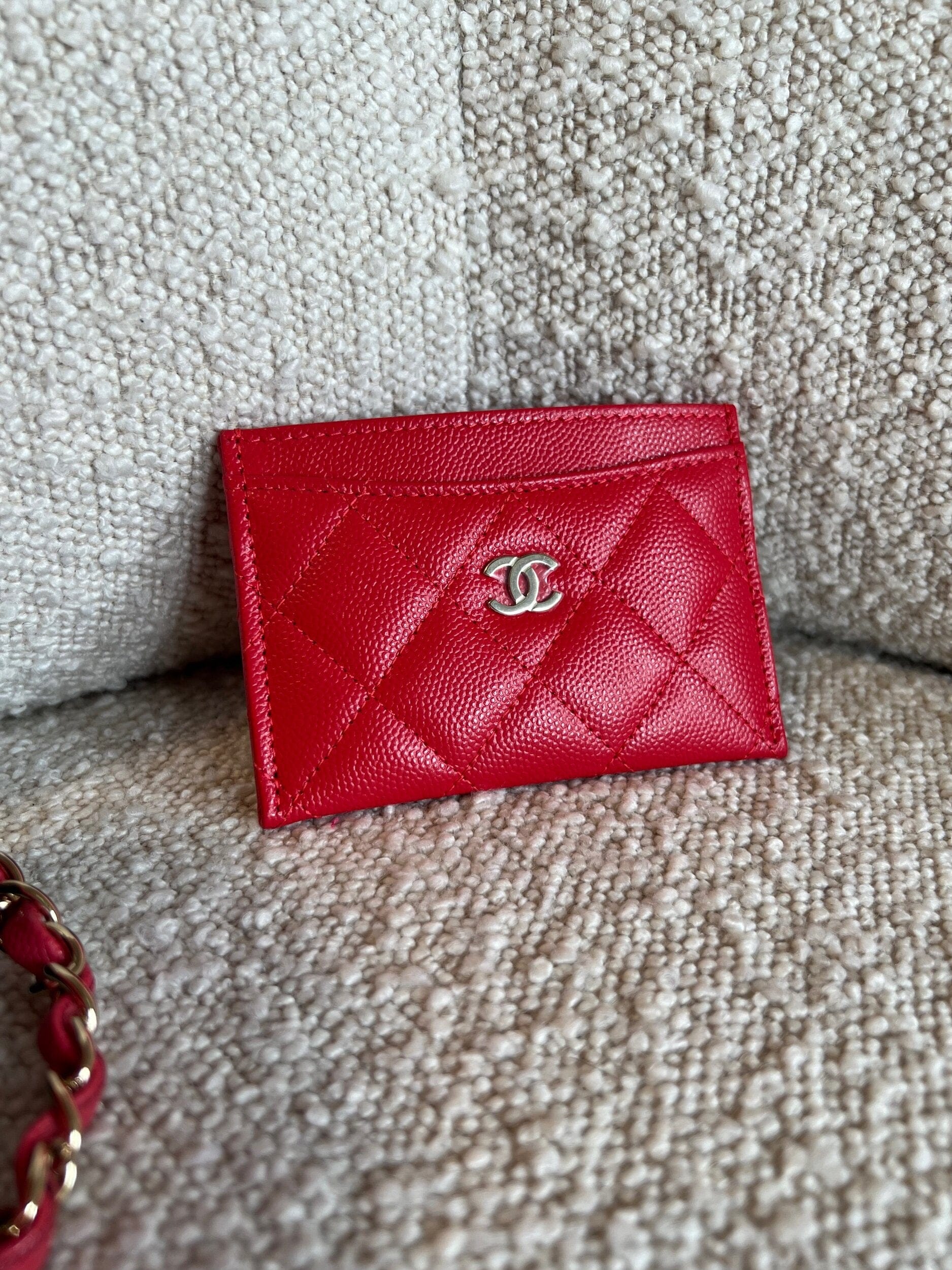 CHANEL レッドカードケース 5037177 22S Red Caviar Quilted Card Holder LGHW – REDELUXE