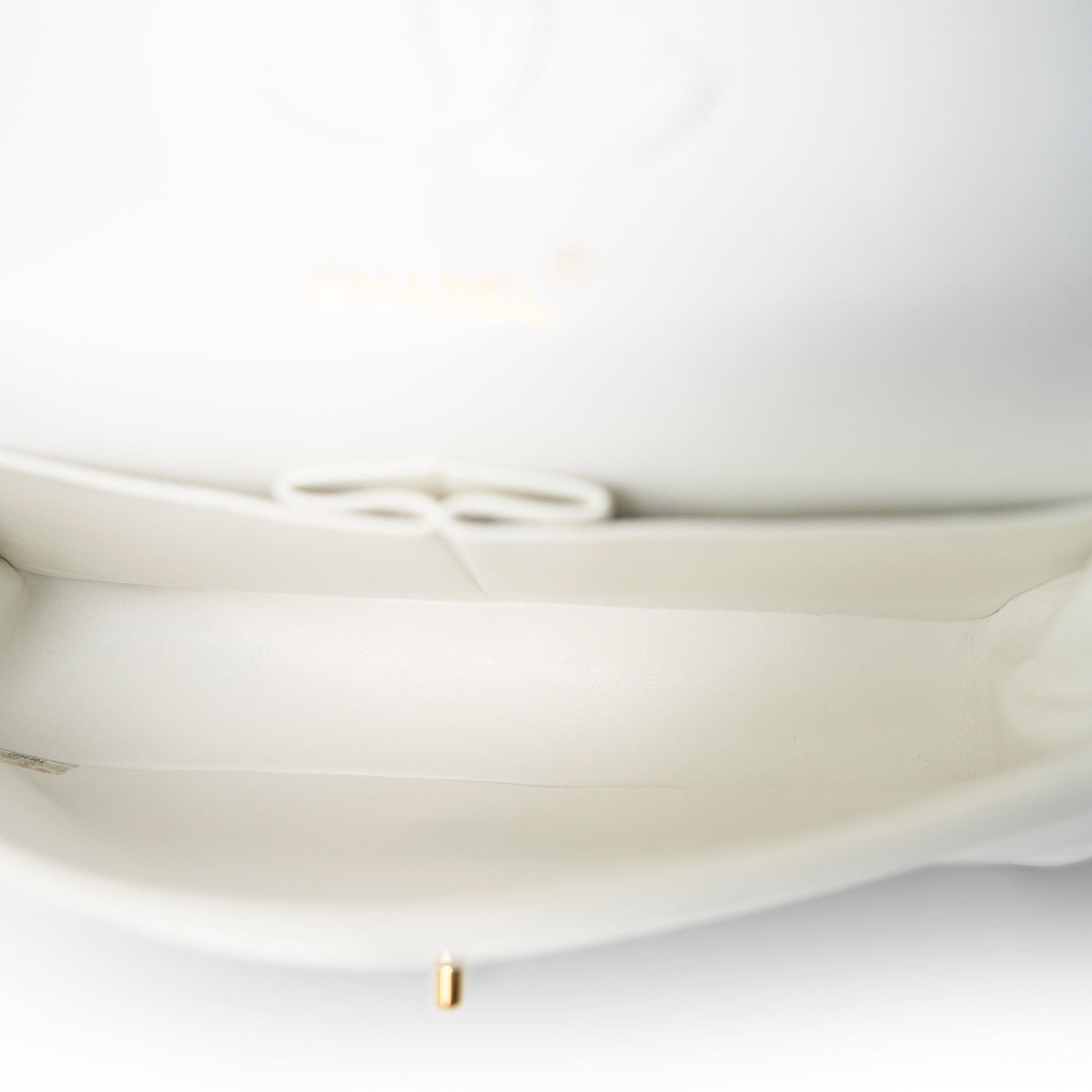 Meiko 　CHANEL 白 ラム革 正規品 18C Ivory Chevron Lambskin Medium Classic Flap Light Gold Hardware