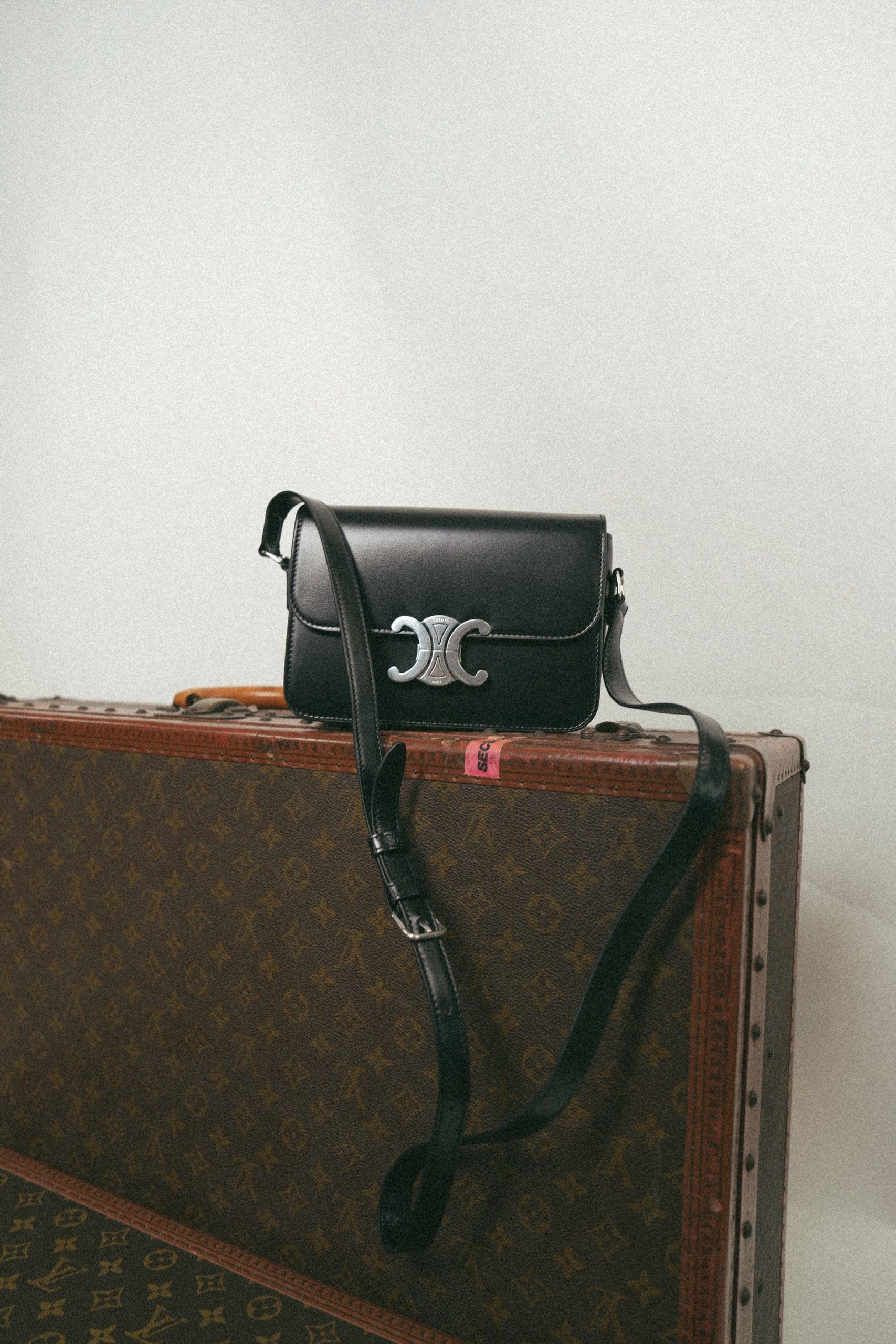★Celine★Teen Triompheショルダーハンドバッグ TEEN TRIOMPHE BAG IN shiny calfskin - BLACK | CELINE
