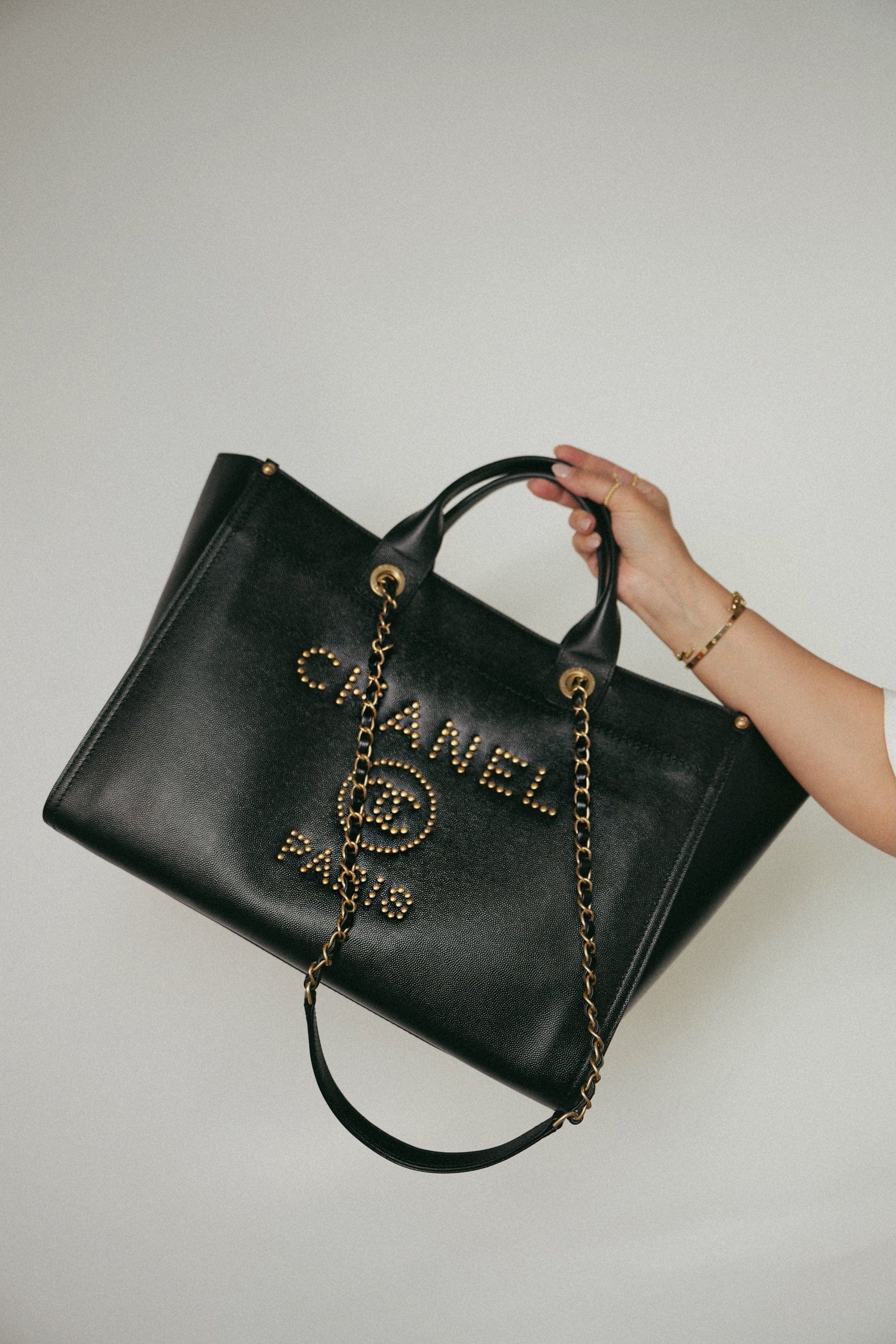 M*e様 CHANEL パール装飾 トートバッグ Black Canvas Pearl Medium Deauville Tote Silver Hardware – REDELUXE