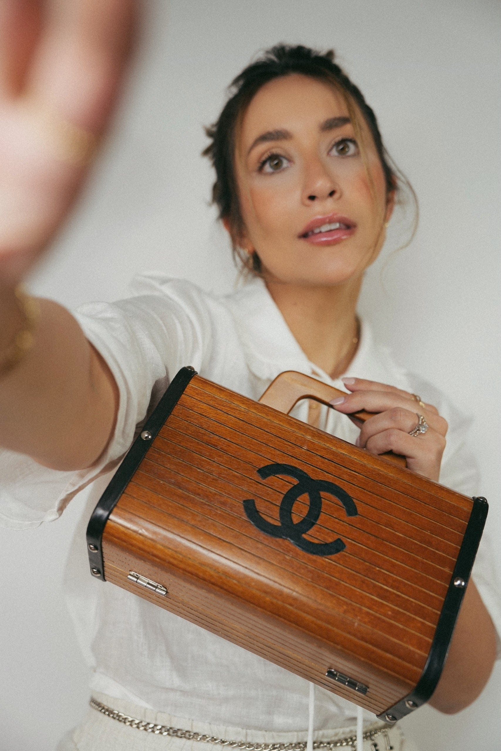 CHANEL ブラウンレザー ケース Chanel Brown Wooden Vanity Case Silver Hardware – REDELUXE