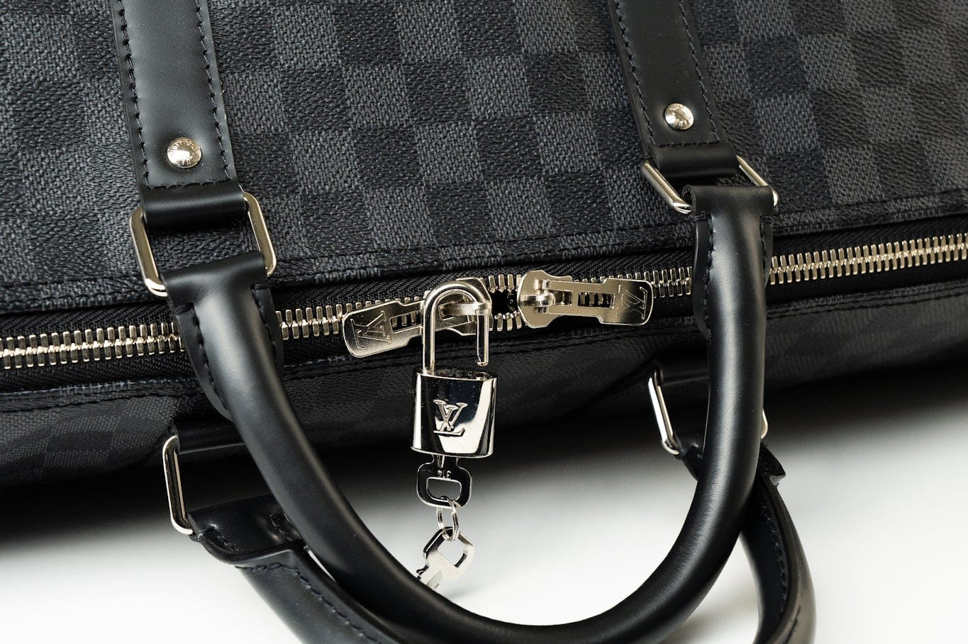 Louis Vuitton Duffle Bag Louis Vuitton Keepall 55 Bandouliere in Damier Graphite Canvas - Redeluxe