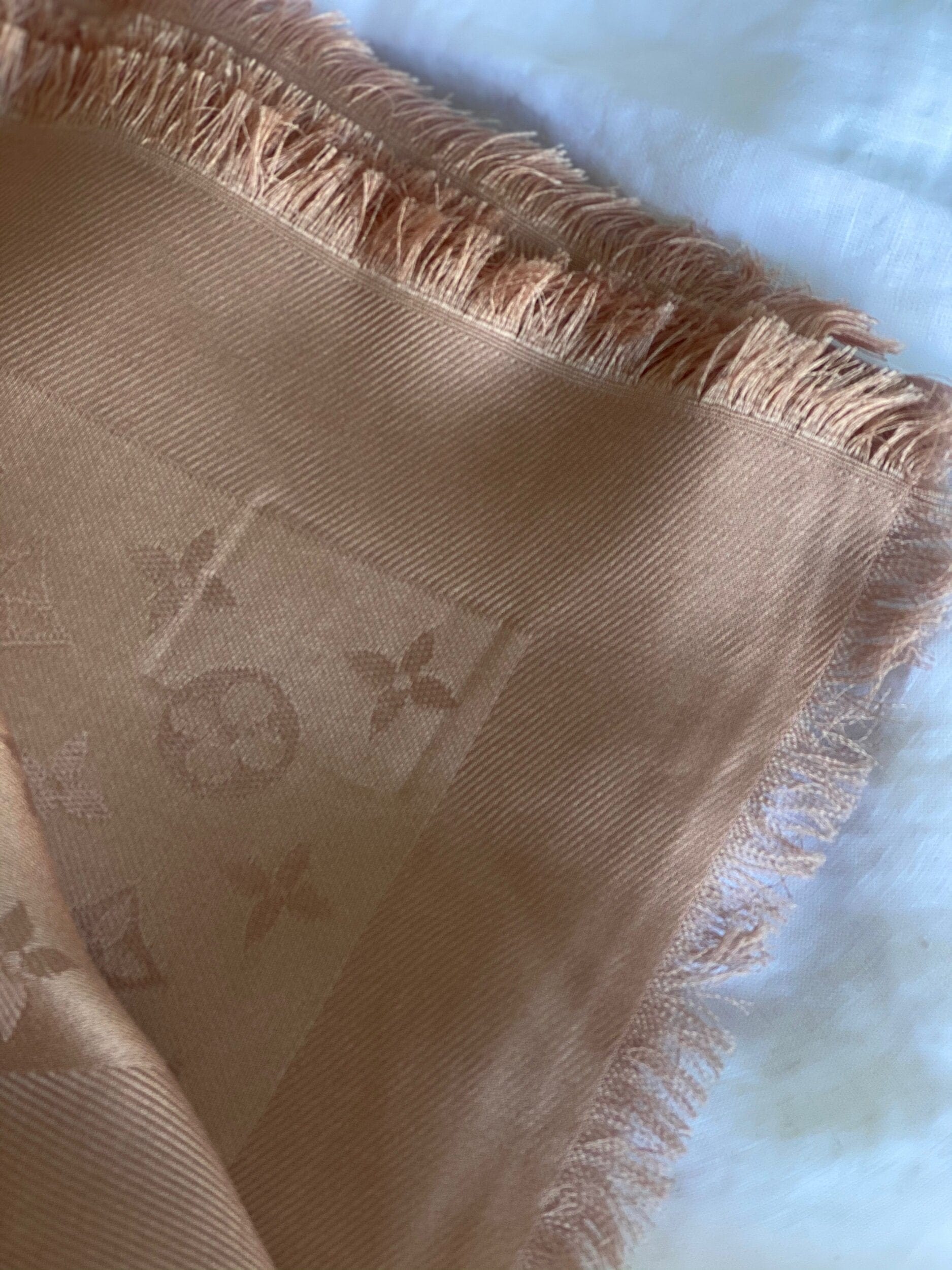 n*P様 Louis Vuitton Monogram Shawl Natural (M74441) – REDELUXE