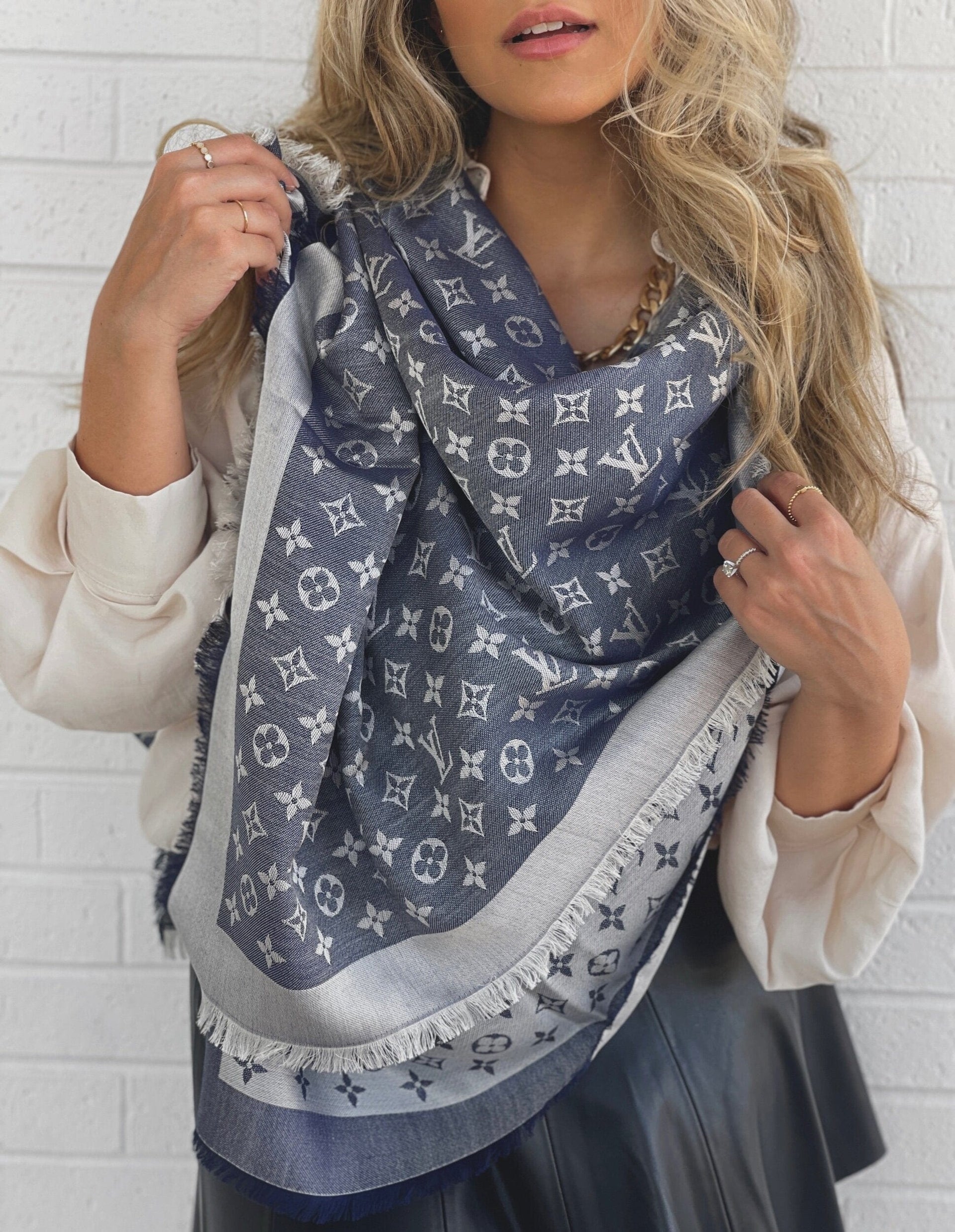 louis-vuitton-shawl-monogram- 