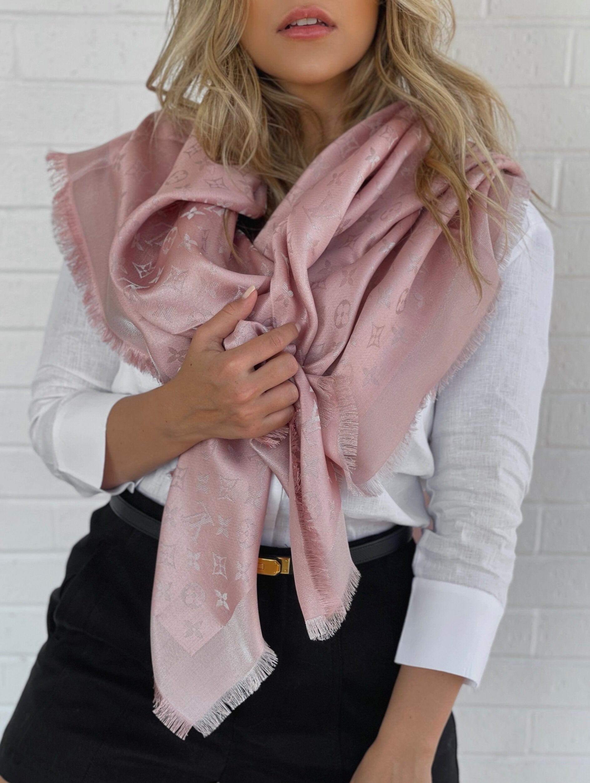 MONOGRAM SHINE SHAWL VELVET ROSE (M70805) – REDELUXE